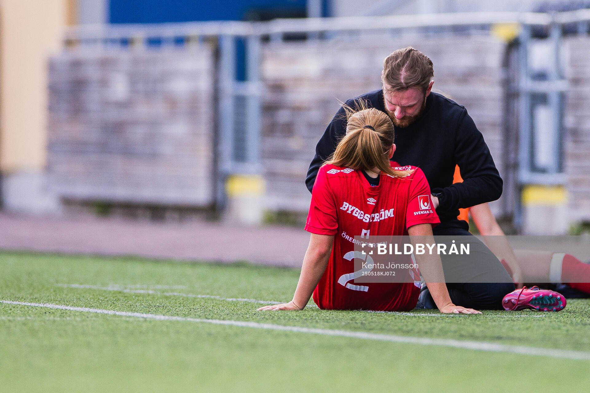 KIF Örebros Vera Andersson får vård av tränare Fredrik Andersson under fotbollsmatchen i Elitettan mellan Eskilstuna United och KIF Örebro den 18 maj 2025 i Eskilstuna.