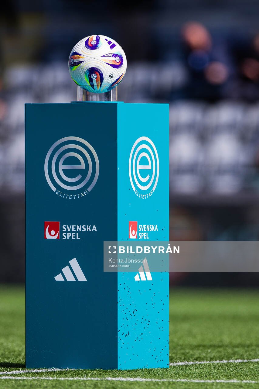 Matchbollen på en bollhållare med reklam för Elitettan,