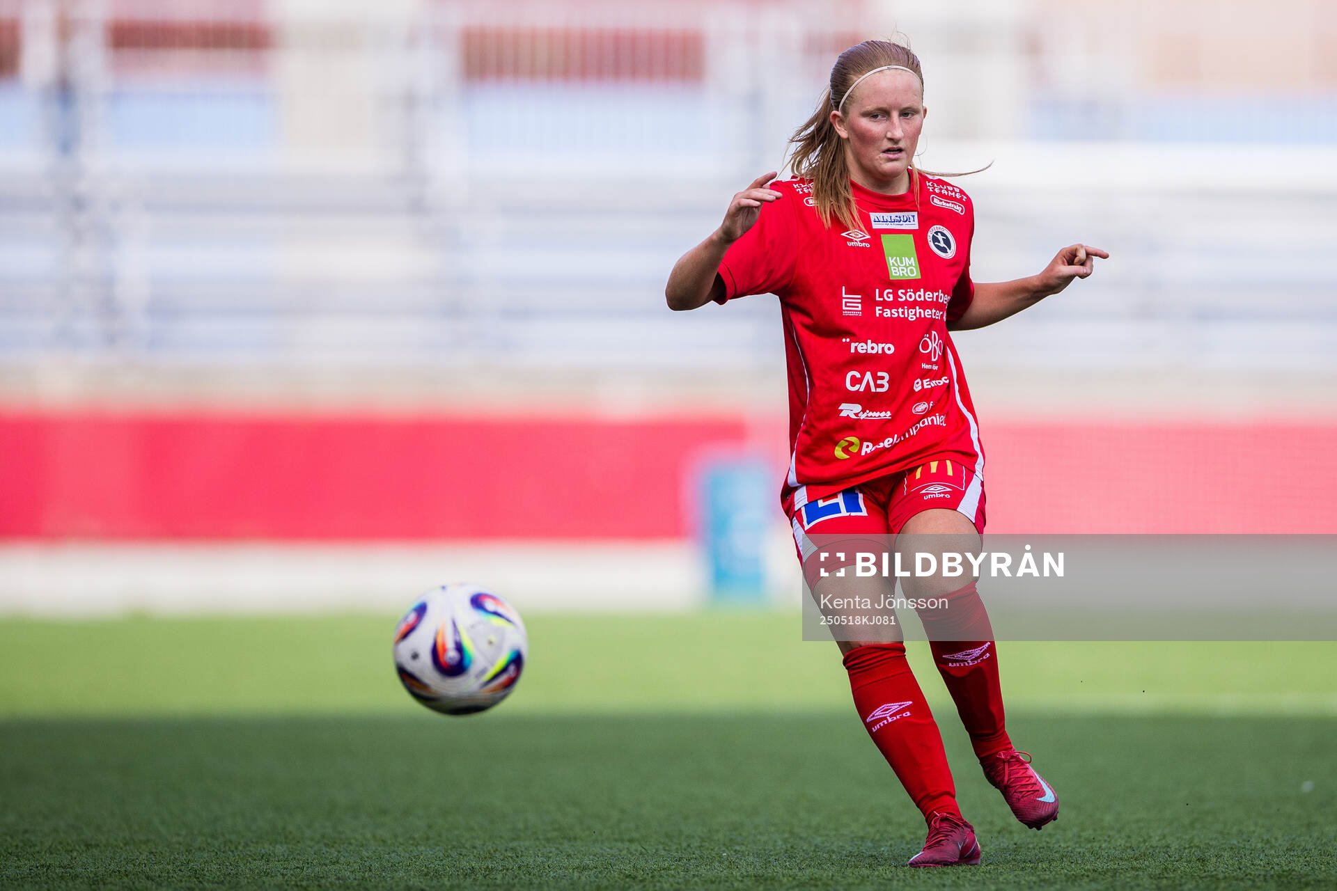 KIF Örebros Vera Andersson under fotbollsmatchen i Elitettan mellan Eskilstuna United och KIF Örebro den 18 maj 2025 i Eskilstuna.