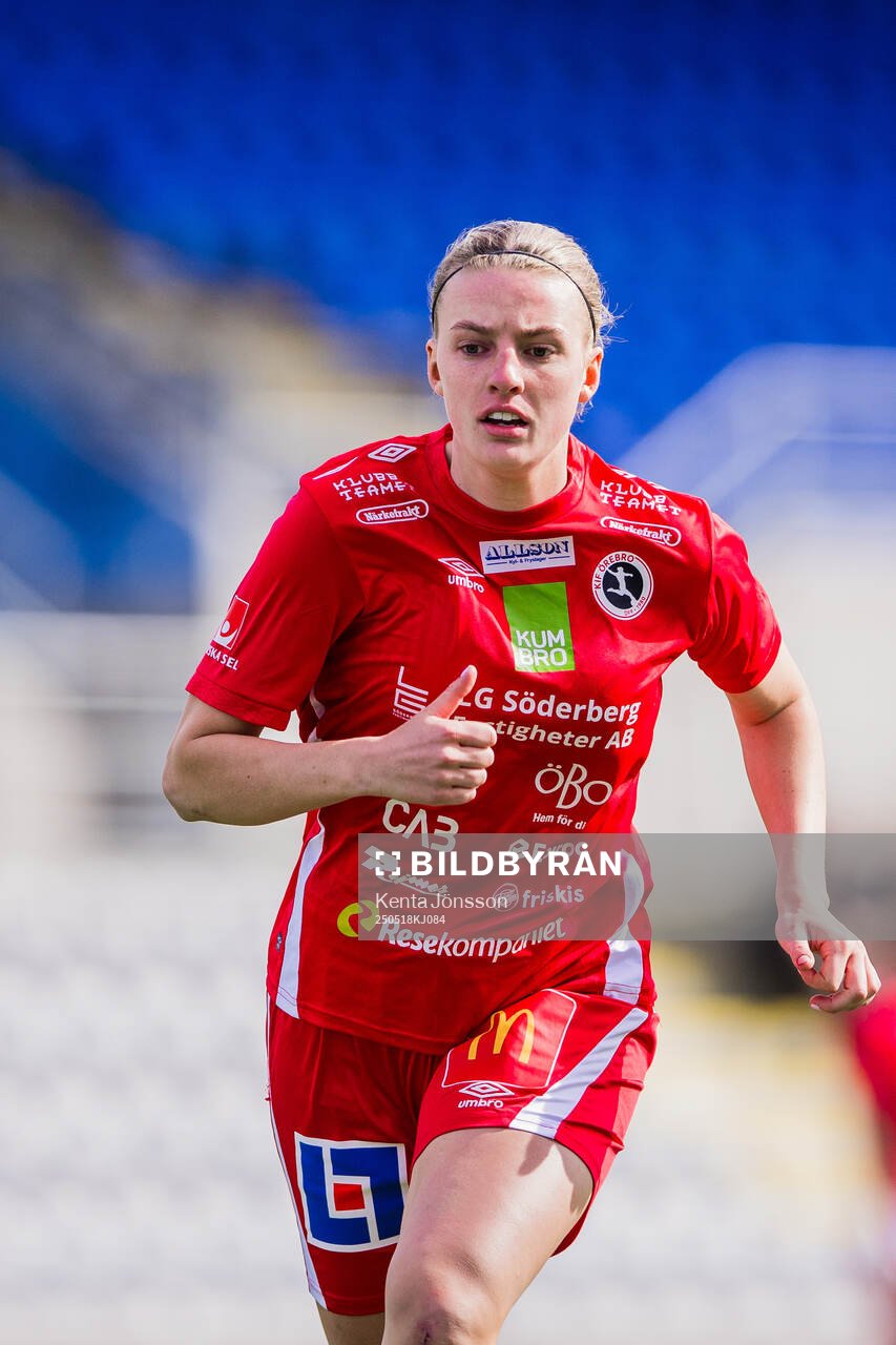 KIF Örebros Maja Alvin under fotbollsmatchen i Elitettan mellan Eskilstuna United och KIF Örebro den 18 maj 2025 i Eskilstuna. 

