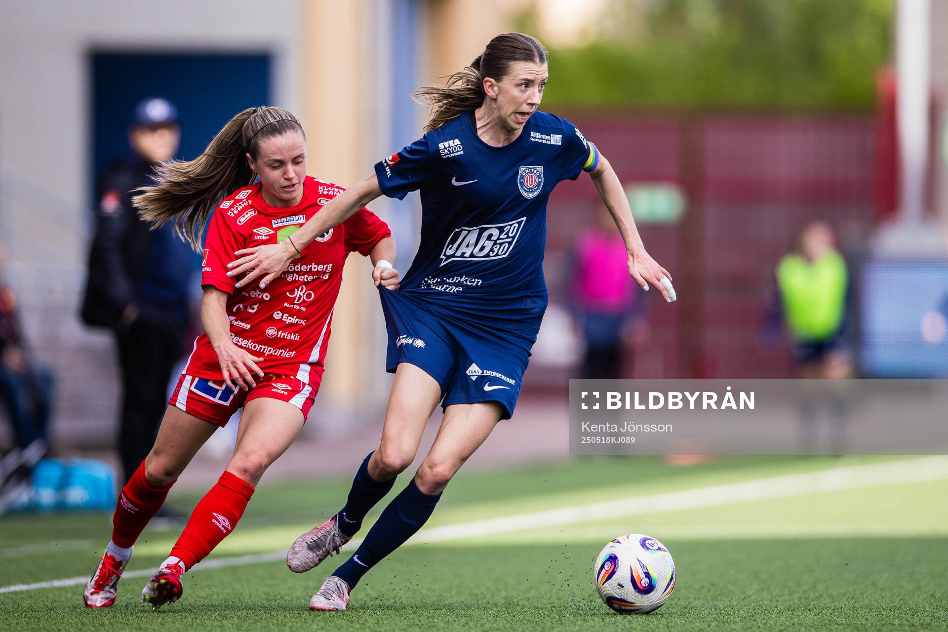 KIF Örebros Ella Frost och Eskilstuna Uniteds Wilma Öhman under fotbollsmatchen i Elitettan mellan Eskilstuna United och KIF Örebro den 18 maj 2025 i Eskilstuna.