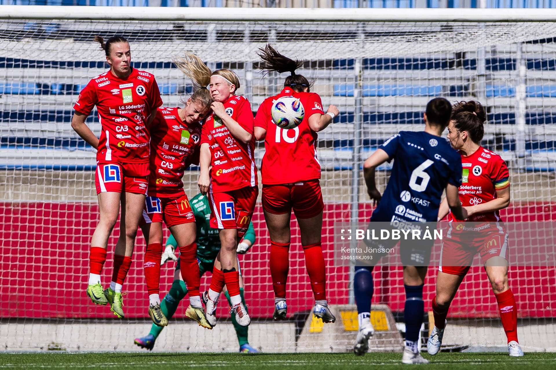 Eskilstuna Uniteds Chloe Eriksson med en frispark med KIF Örebros spelare i muren under fotbollsmatchen i Elitettan mellan Eskilstuna United och KIF Örebro den 18 maj 2025 i Eskilstuna.