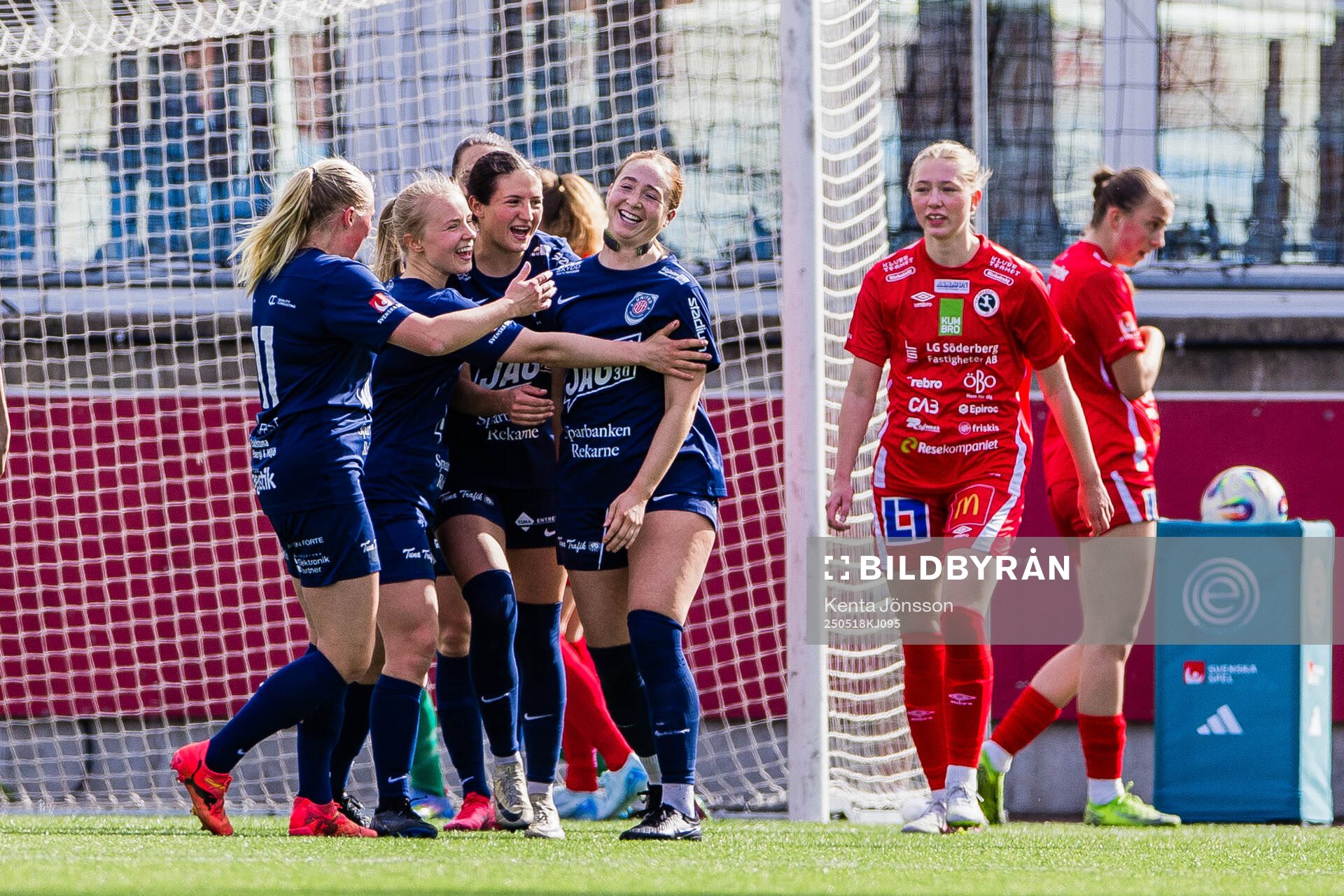 Eskilstuna Uniteds Rylie Rae Combs jublar med lagkamrater