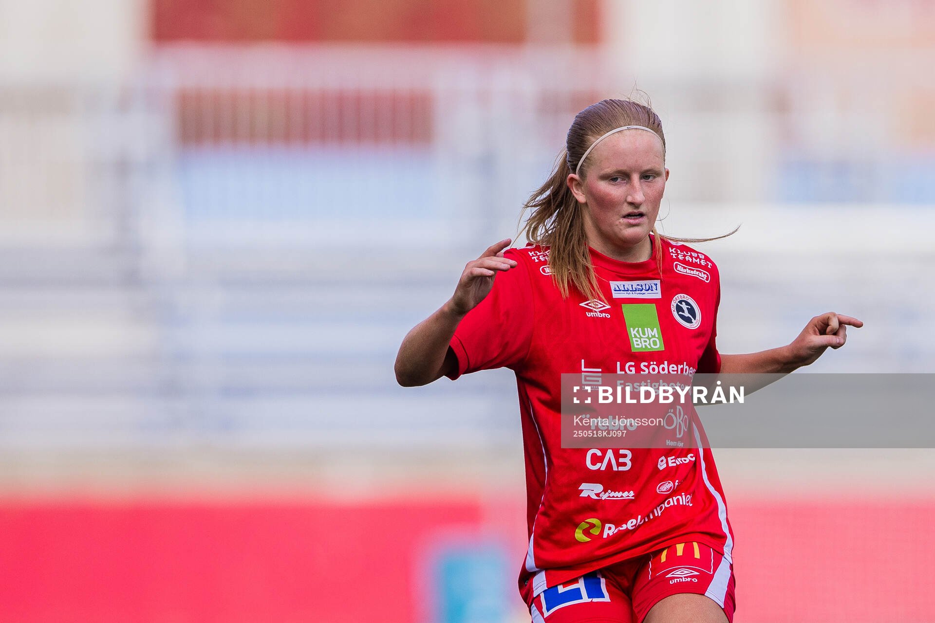 KIF Örebros Vera Andersson under fotbollsmatchen i Elitettan mellan Eskilstuna United och KIF Örebro den 18 maj 2025 i Eskilstuna.