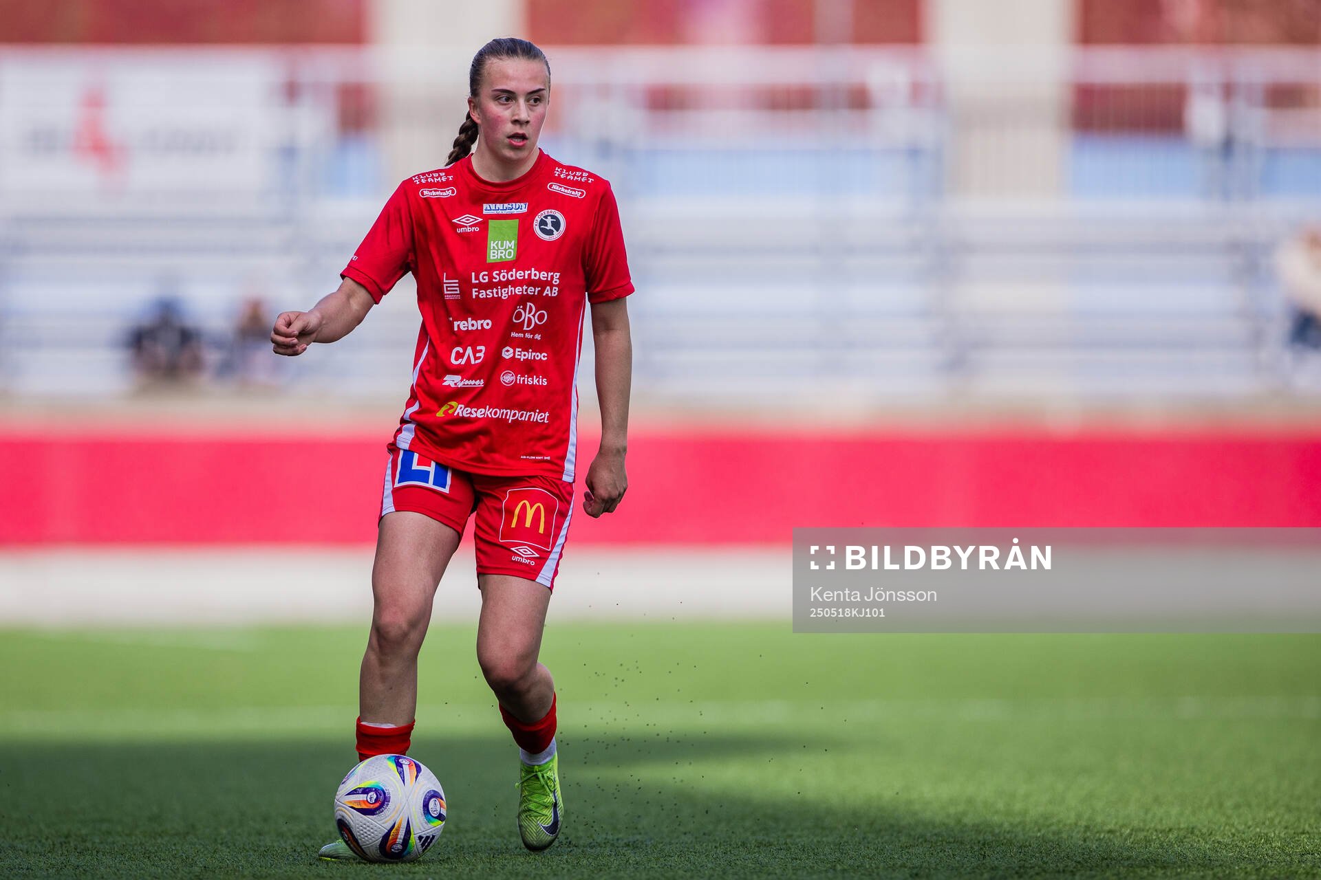 KIF Örebros Helene Gross-Benberg under fotbollsmatchen i Elitettan mellan Eskilstuna United och KIF Örebro den 18 maj 2025 i Eskilstuna.