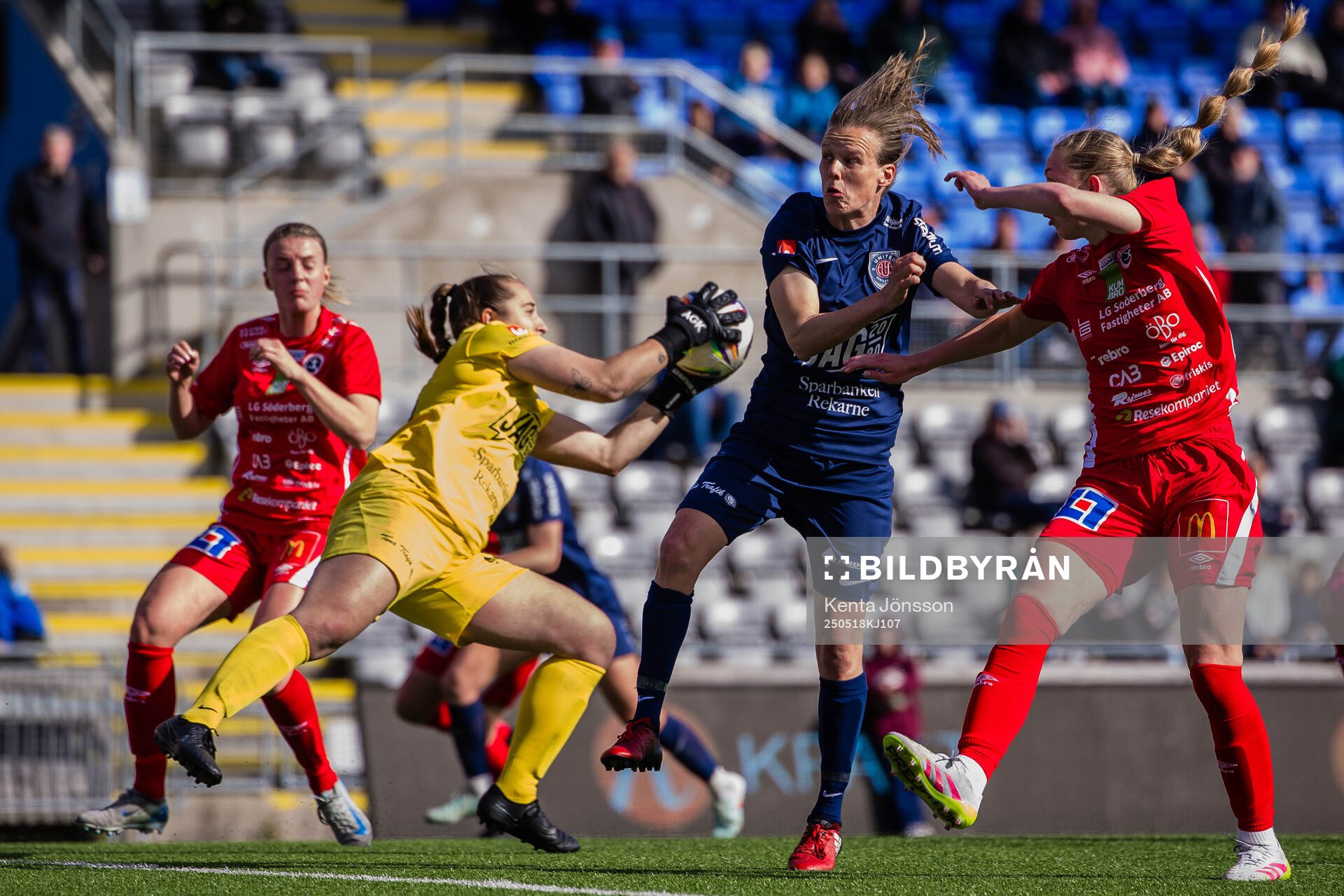 Eskilstuna Uniteds målvakt Monica Elisabeth Wilhelm med en räddnings under fotbollsmatchen i Elitettan mellan Eskilstuna United och KIF Örebro den 18 maj 2025 i Eskilstuna.