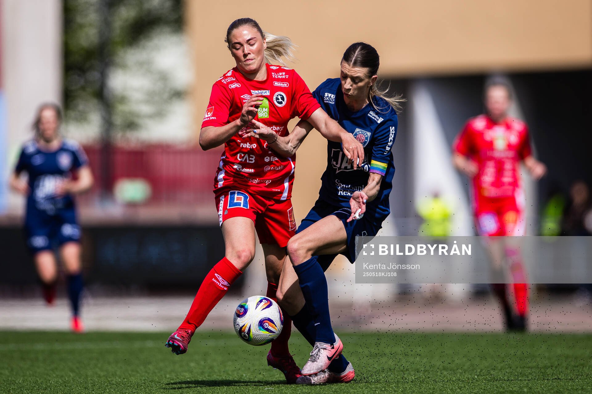 KIF Örebros Ida Björnberg och Eskilstuna Uniteds Wilma Öhman under fotbollsmatchen i Elitettan mellan Eskilstuna United och KIF Örebro den 18 maj 2025 i Eskilstuna.