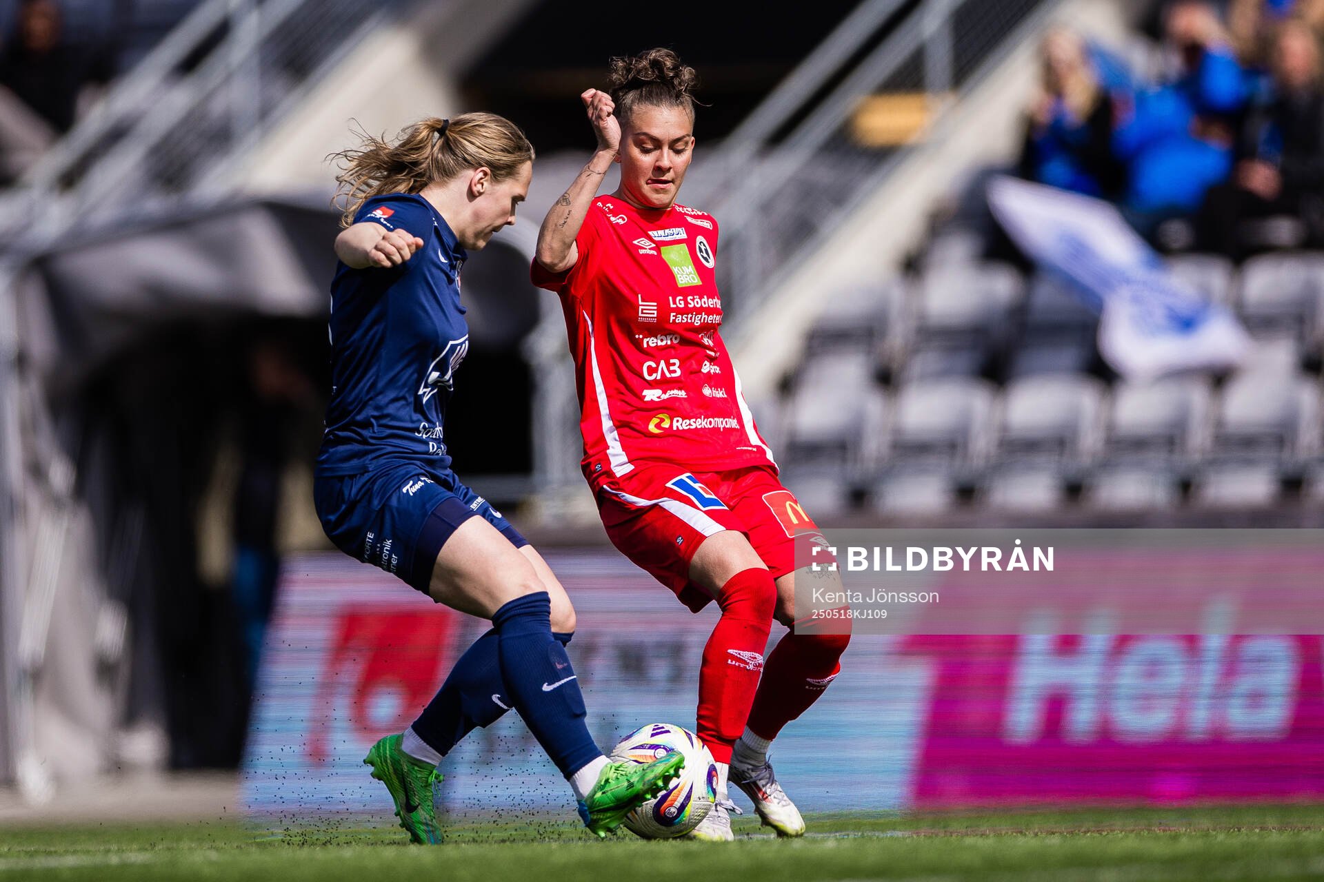 Eskilstuna Uniteds Stina Niklasson och KIF Örebros Wilma Sjöholm under fotbollsmatchen i Elitettan mellan Eskilstuna United och KIF Örebro den 18 maj 2025 i Eskilstuna.