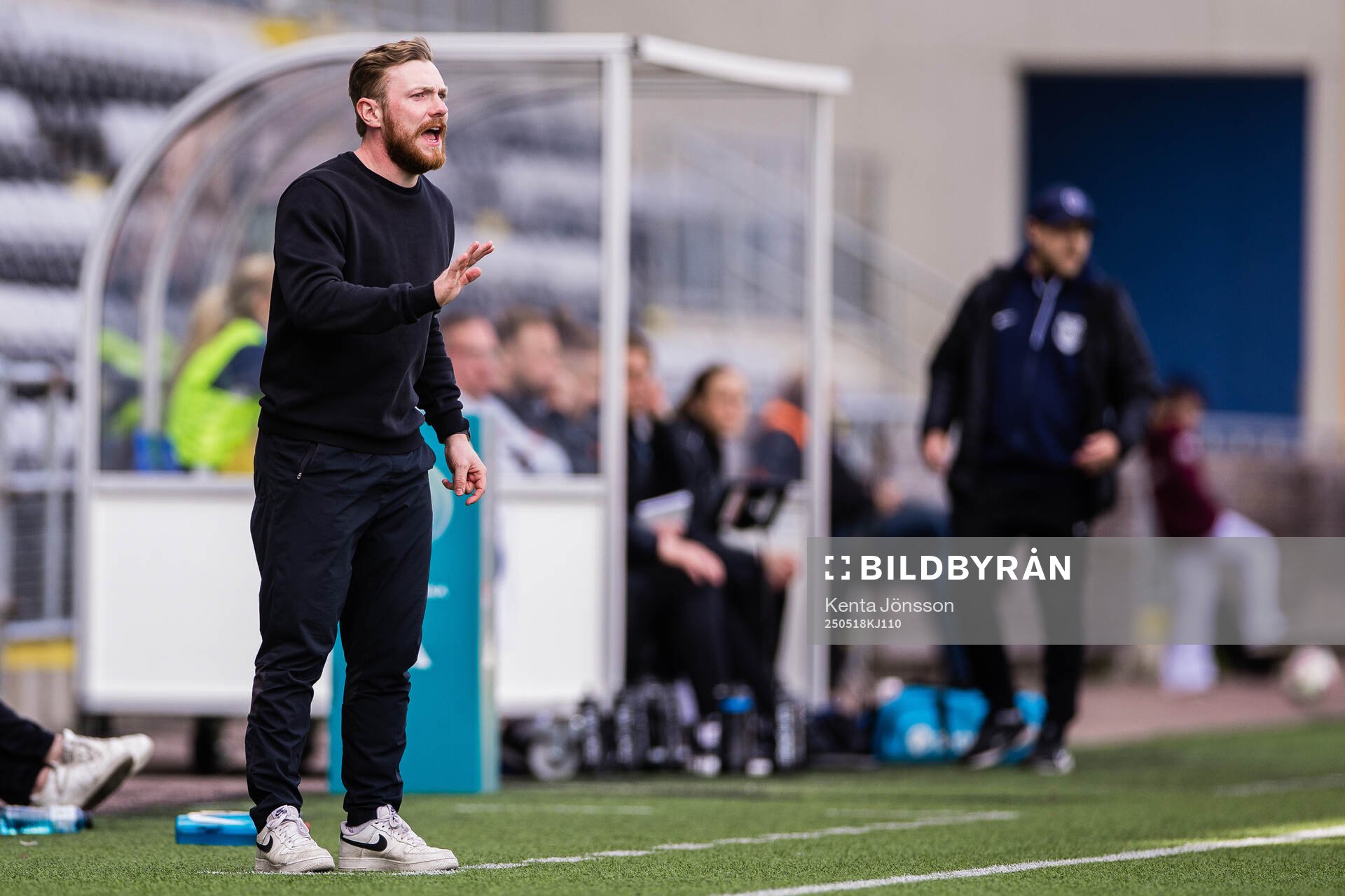 KIF Örebros tränare Fredrik Andersson under fotbollsmatchen i Elitettan mellan Eskilstuna United och KIF Örebro den 18 maj 2025 i Eskilstuna.
