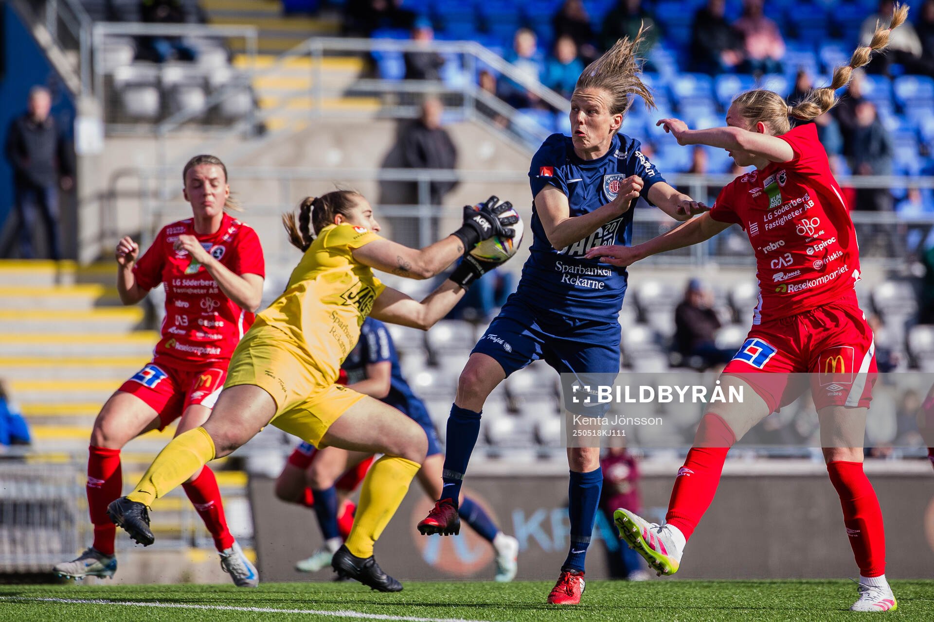 Eskilstuna Uniteds målvakt Monica Elisabeth Wilhelm med en räddnings under fotbollsmatchen i Elitettan mellan Eskilstuna United och KIF Örebro den 18 maj 2025 i Eskilstuna.