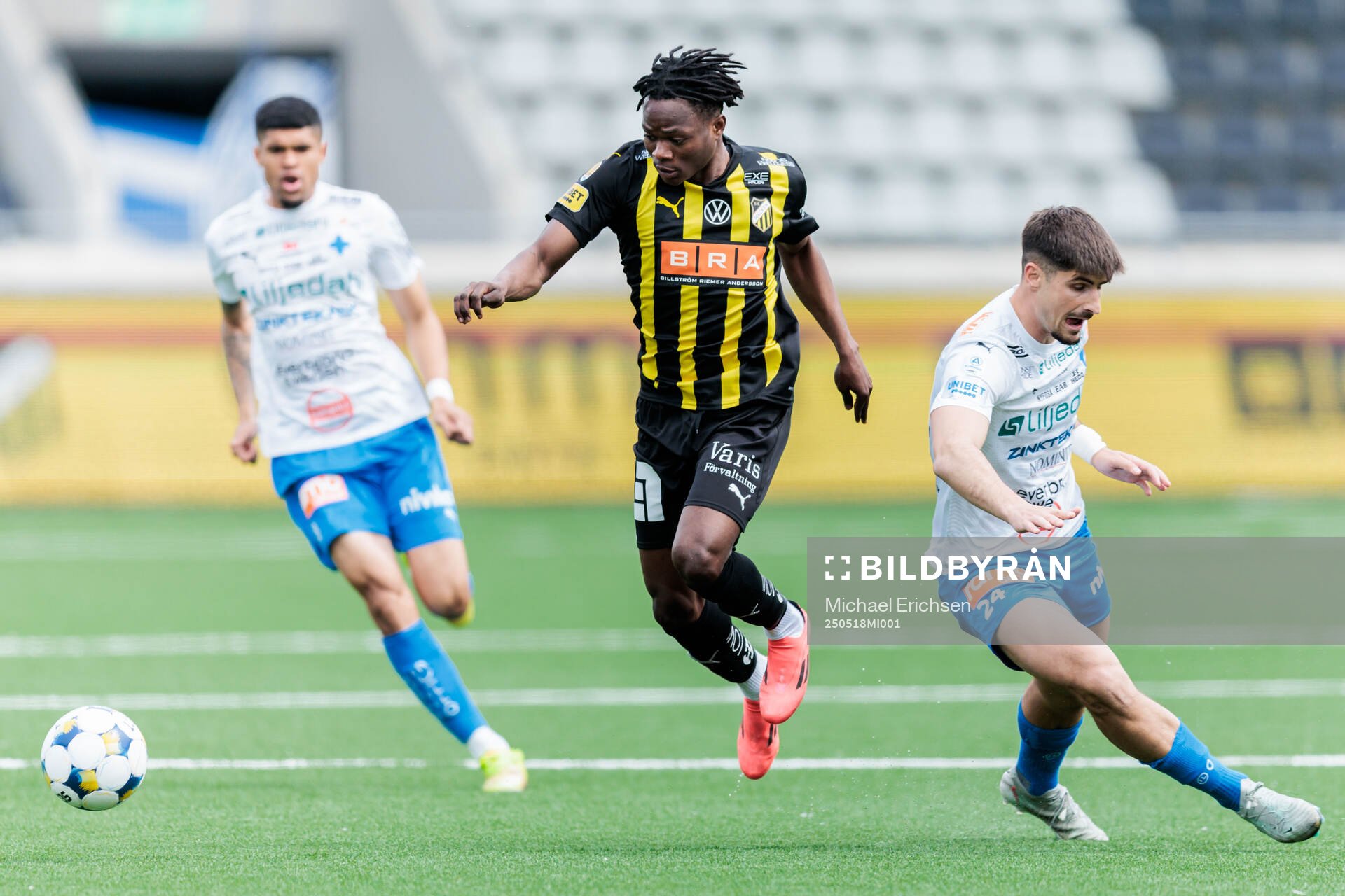 Häckens Severin Nioule och Värnamos Emin Grozdanic under fotbollsmatchen i Allsvenskan mellan Häcken och Värnamo den 18 maj 2025 i Göteborg.