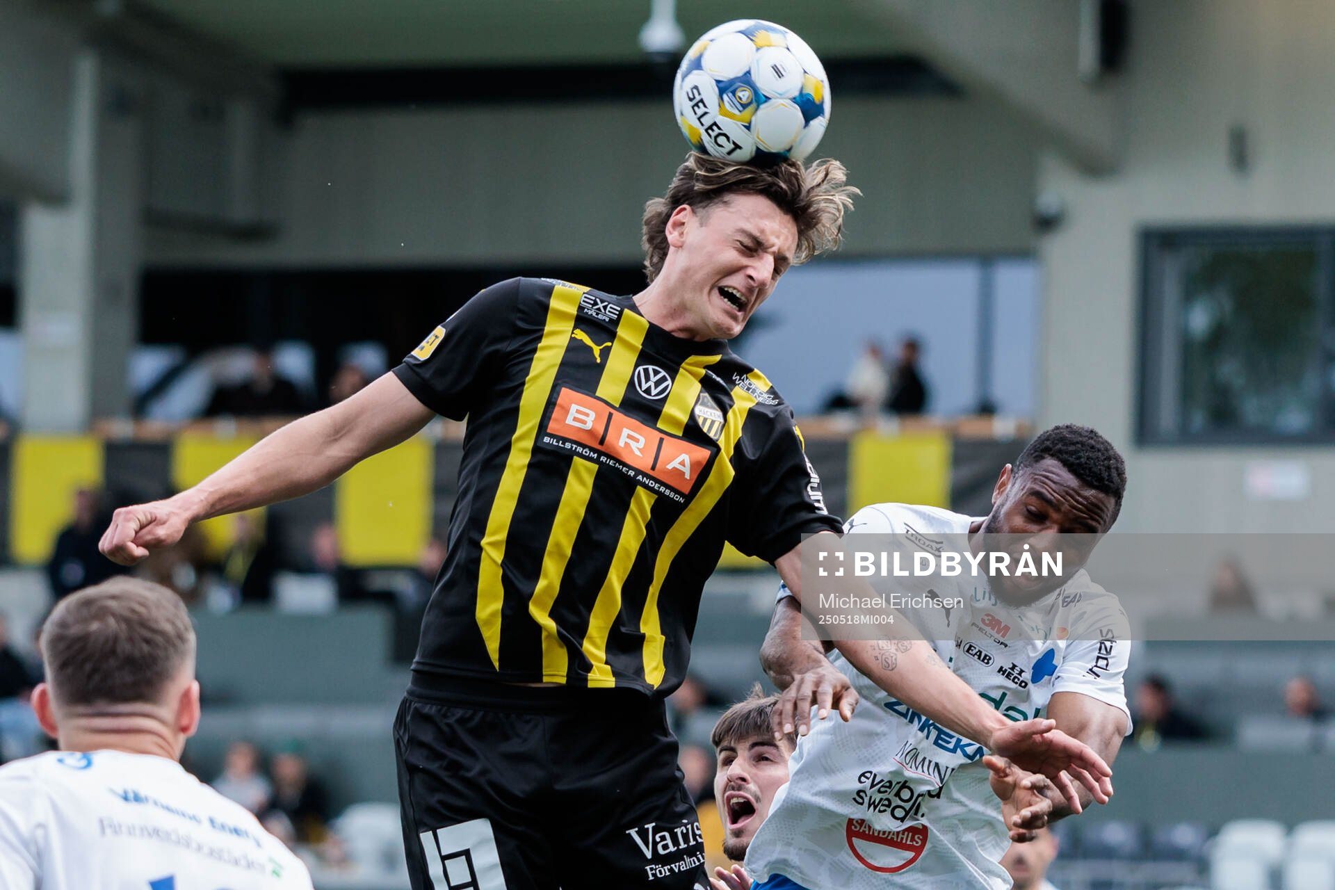 Häckens Silas Andersen och Värnamos Johnbosco Samuel Kalu under fotbollsmatchen i Allsvenskan mellan Häcken och Värnamo den 18 maj 2025 i Göteborg.