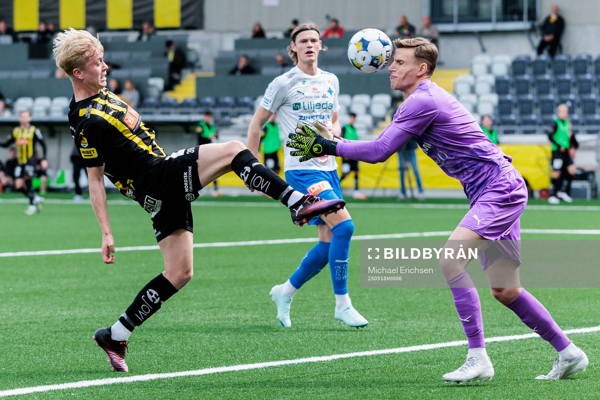 Häckens Isak Brusberg och Värnamos målvakt Hugo Keto under fotbollsmatchen i Allsvenskan mellan Häcken och Värnamo den 18 maj 2025 i Göteborg.