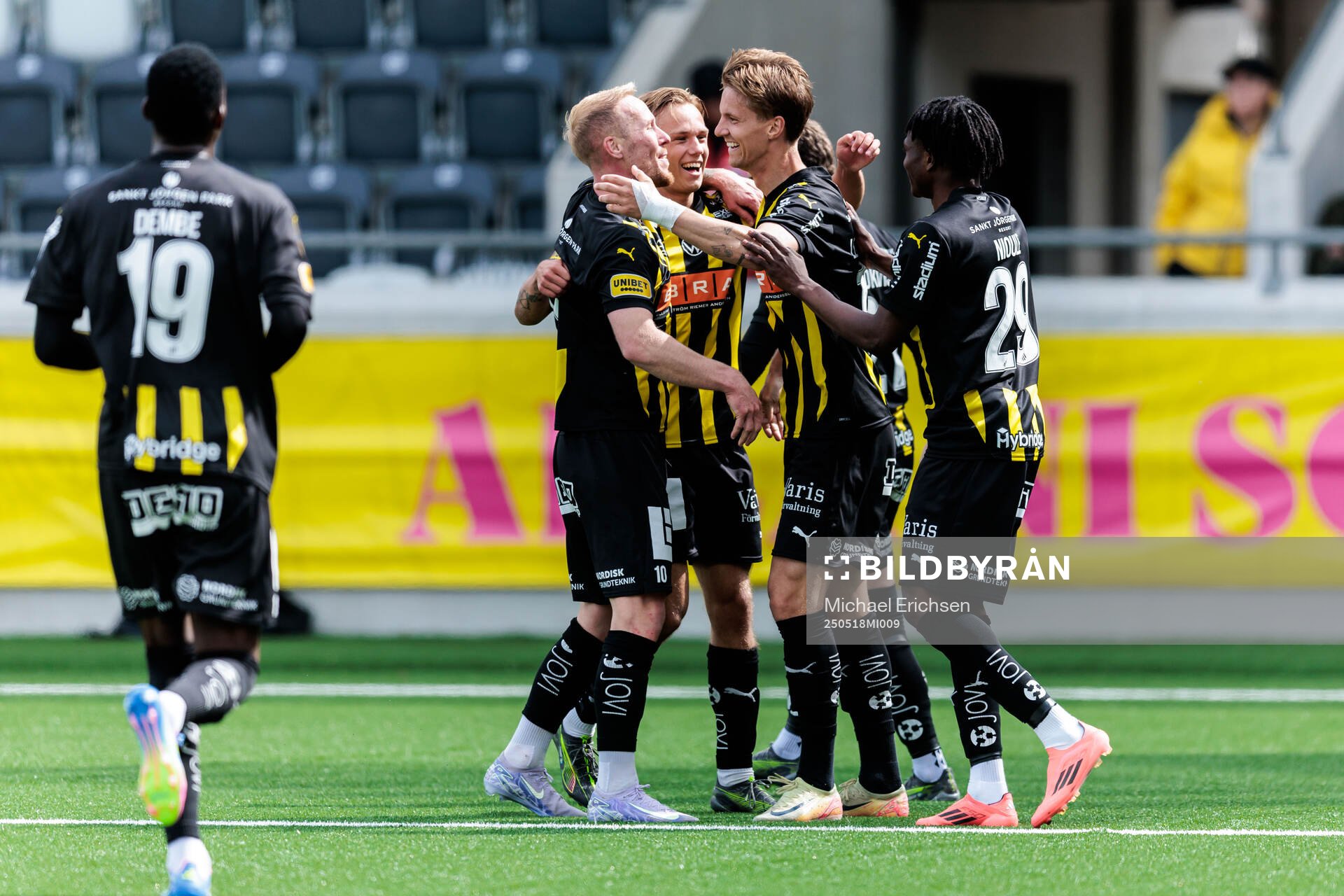 Häckens Samuel Leach Holm jublar med lagkamrater efter 1-0 under fotbollsmatchen i Allsvenskan mellan Häcken och Värnamo den 18 maj 2025 i Göteborg.