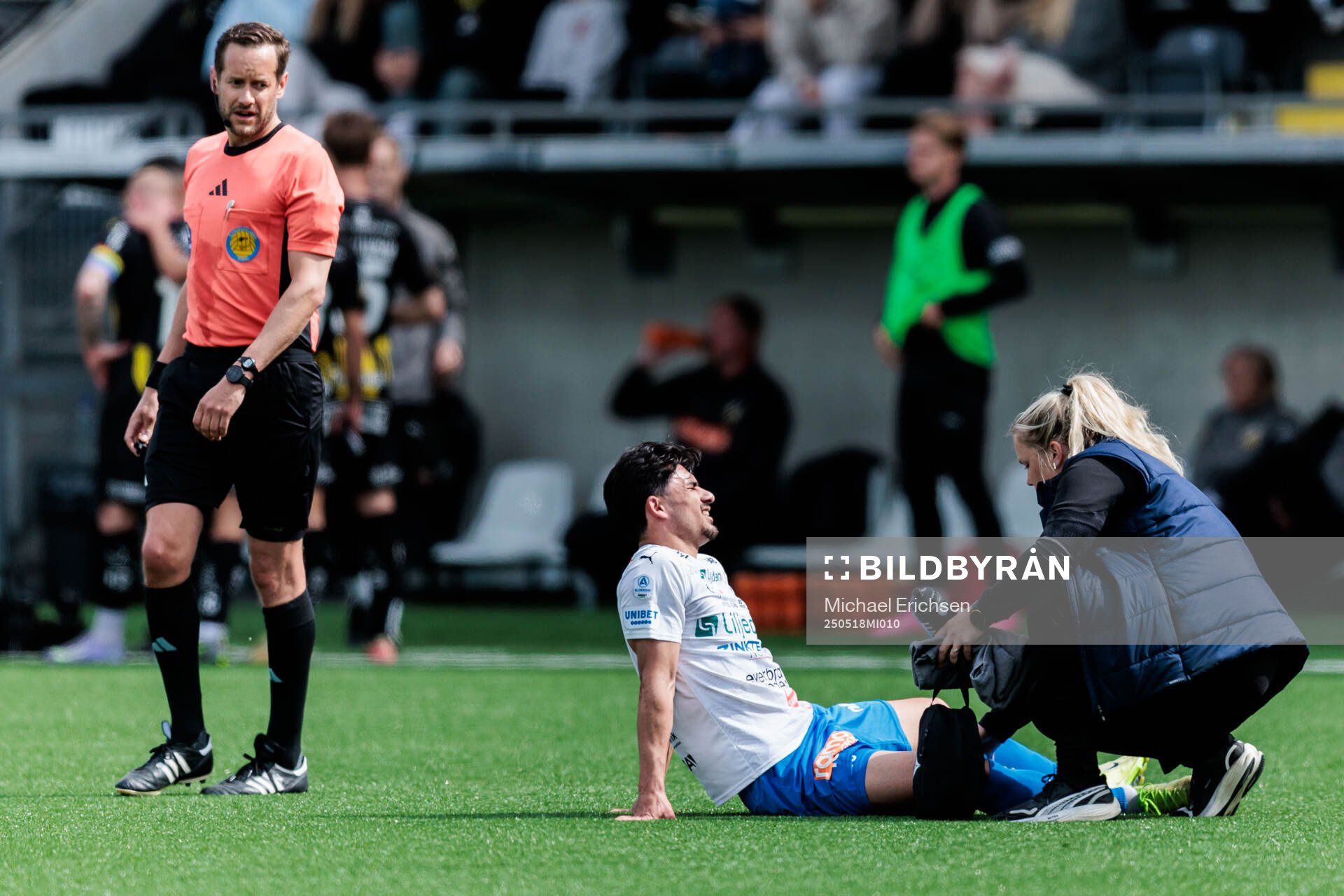 Värnamos Mohammad Alsalkhadi får vård under fotbollsmatchen i Allsvenskan mellan Häcken och Värnamo den 18 maj 2025 i Göteborg. 