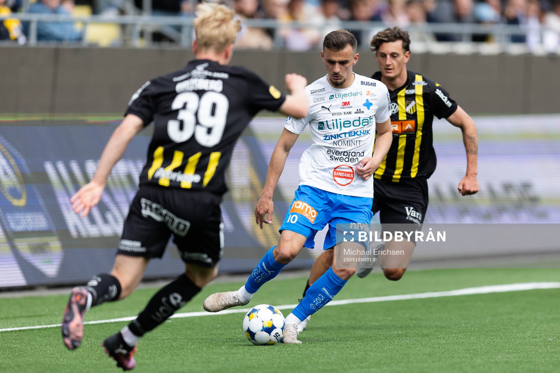 Värnamos Ajdin Zeljkovic mot Häckens Isak Brusberg och Silas Andersen under fotbollsmatchen i Allsvenskan mellan Häcken och Värnamo den 18 maj 2025 i Göteborg.