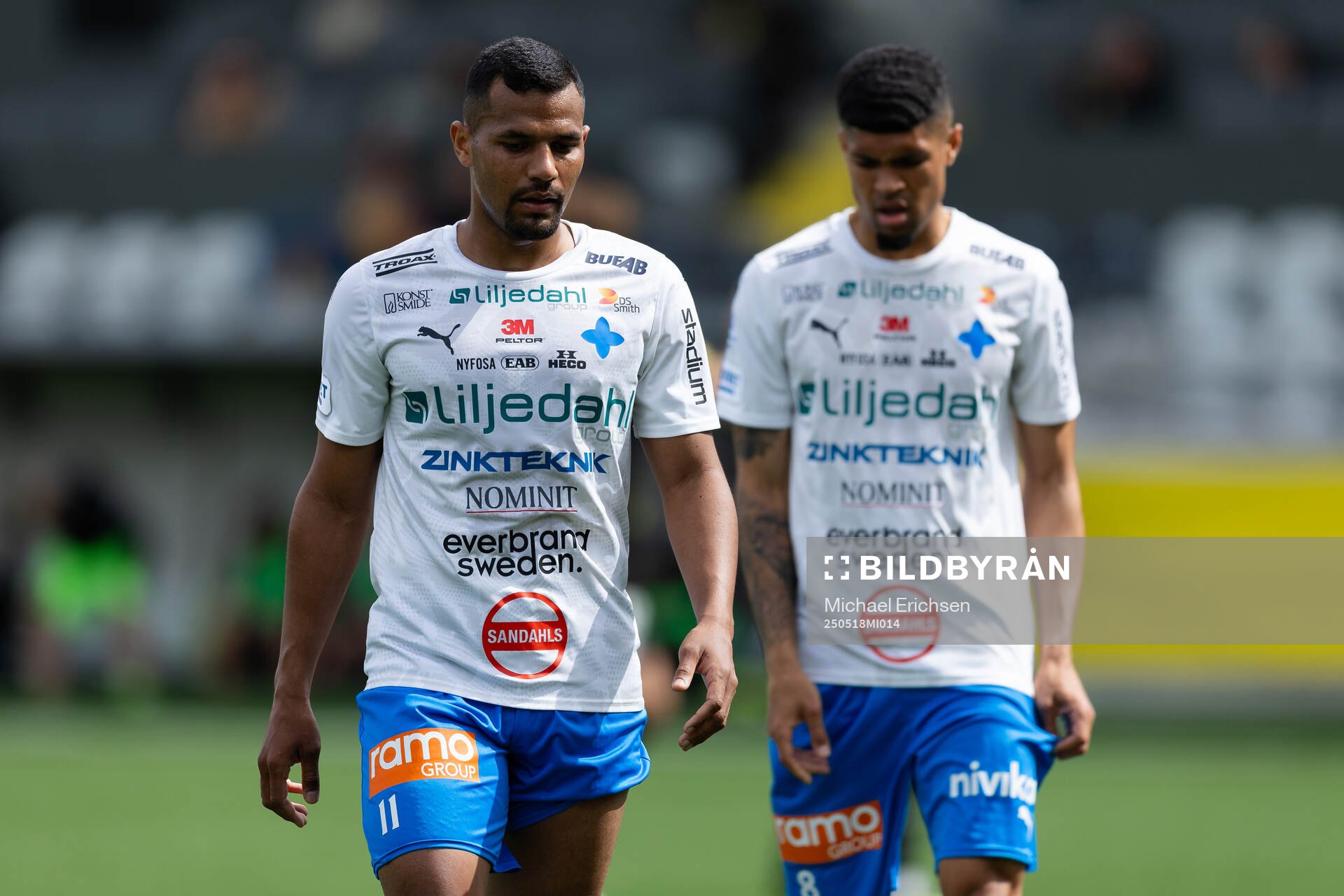 Värnamos Wenderson Oliveira do Nascimento och Luke Le Roux under fotbollsmatchen i Allsvenskan mellan Häcken och Värnamo den 18 maj 2025 i Göteborg.