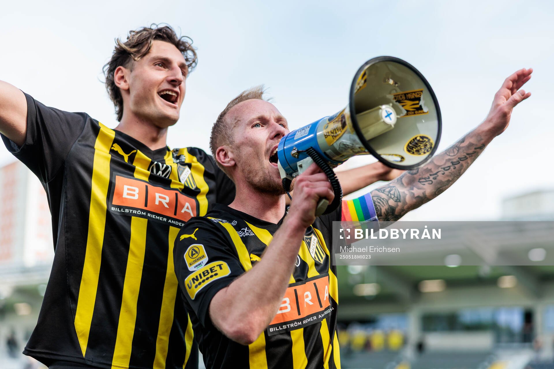 Häckens Silas Andersen och Mikkel Rygaard Jensen jublar efter fotbollsmatchen i Allsvenskan mellan Häcken och Värnamo den 18 maj 2025 i Göteborg.