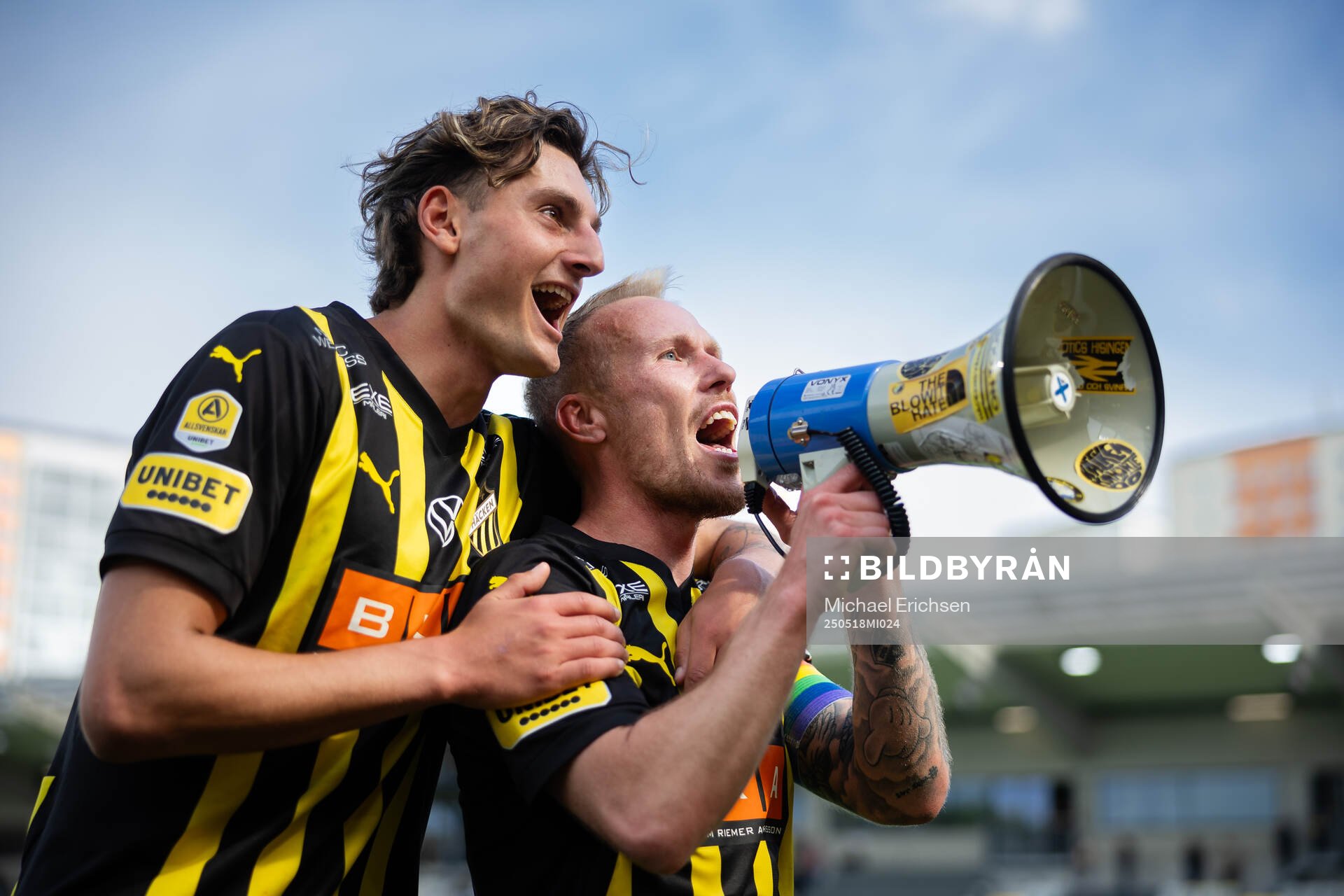 Häckens Silas Andersen och Mikkel Rygaard Jensen jublar och firar framför klacken efter fotbollsmatchen i Allsvenskan mellan Häcken och Värnamo den 18 maj 2025 i Göteborg.