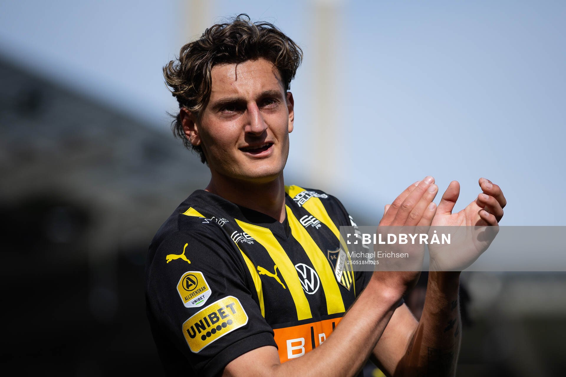 Häckens Silas Andersen tackar klacken efter fotbollsmatchen i Allsvenskan mellan Häcken och Värnamo den 18 maj 2025 i Göteborg. 