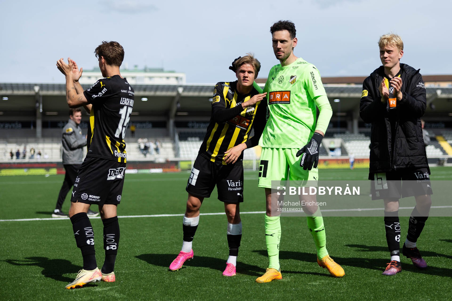 Häckens Ben Engdahl och målvakt Etrit Berisha efter fotbollsmatchen i Allsvenskan mellan Häcken och Värnamo den 18 maj 2025 i Göteborg. 