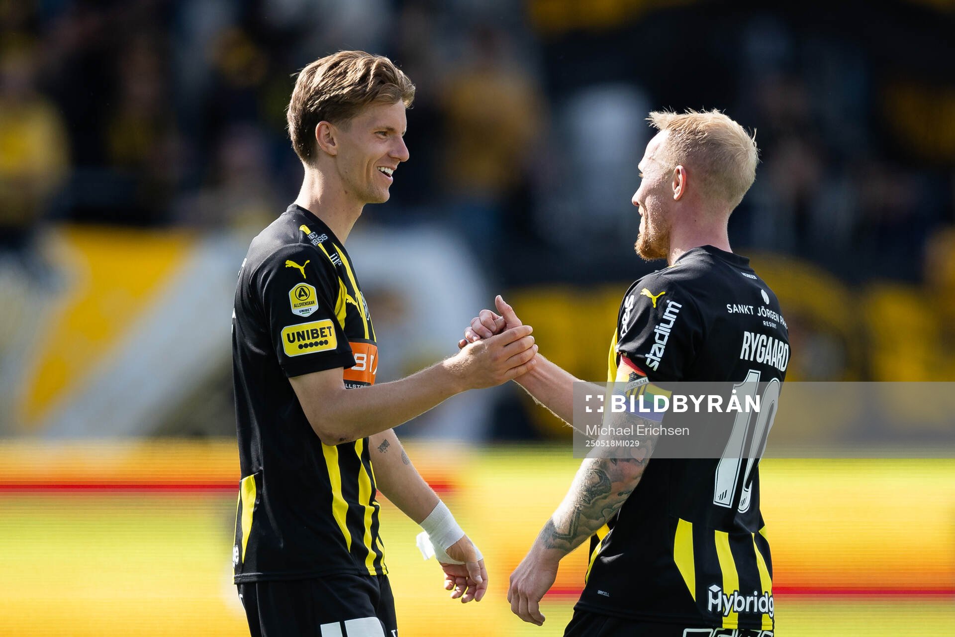 Häckens Samuel Leach Holm och Mikkel Rygaard Jensen jublar efter fotbollsmatchen i Allsvenskan mellan Häcken och Värnamo den 18 maj 2025 i Göteborg.