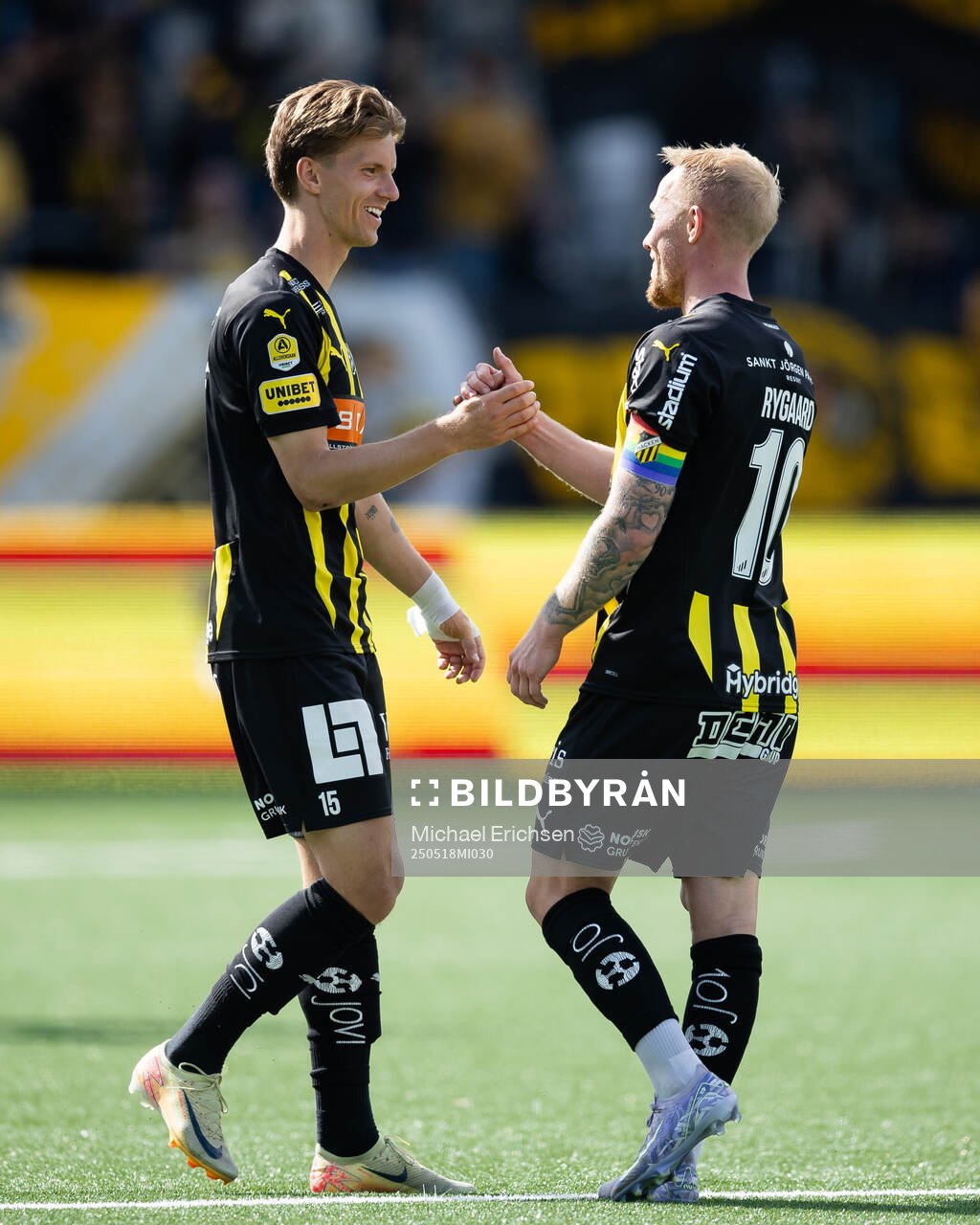 Häckens Samuel Leach Holm och Mikkel Rygaard Jensen jublar efter fotbollsmatchen i Allsvenskan mellan Häcken och Värnamo den 18 maj 2025 i Göteborg.