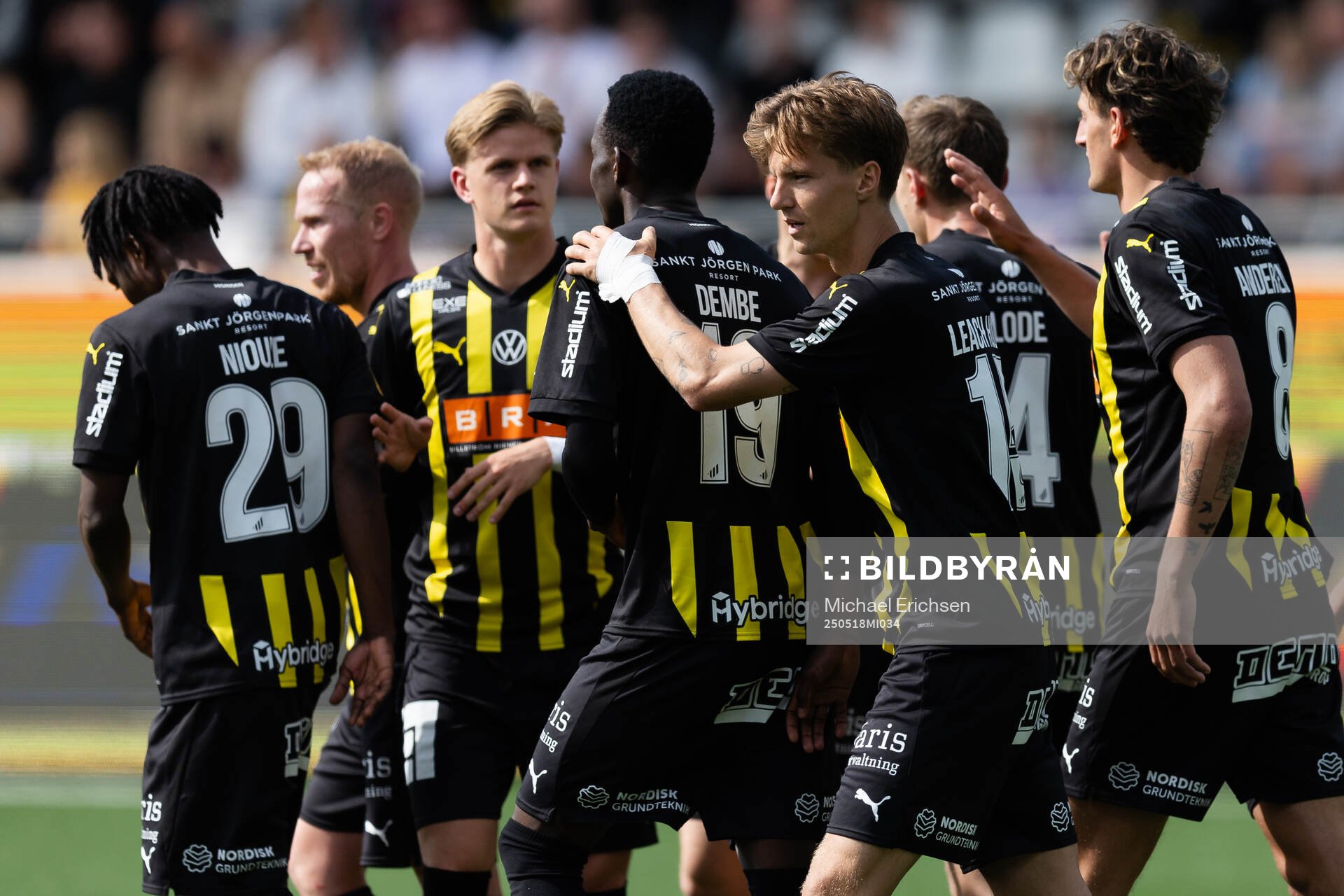 Häckens Samuel Leach Holm jublar med lagkamrater efter 2-0 på straff under fotbollsmatchen i Allsvenskan mellan Häcken och Värnamo den 18 maj 2025 i Göteborg.