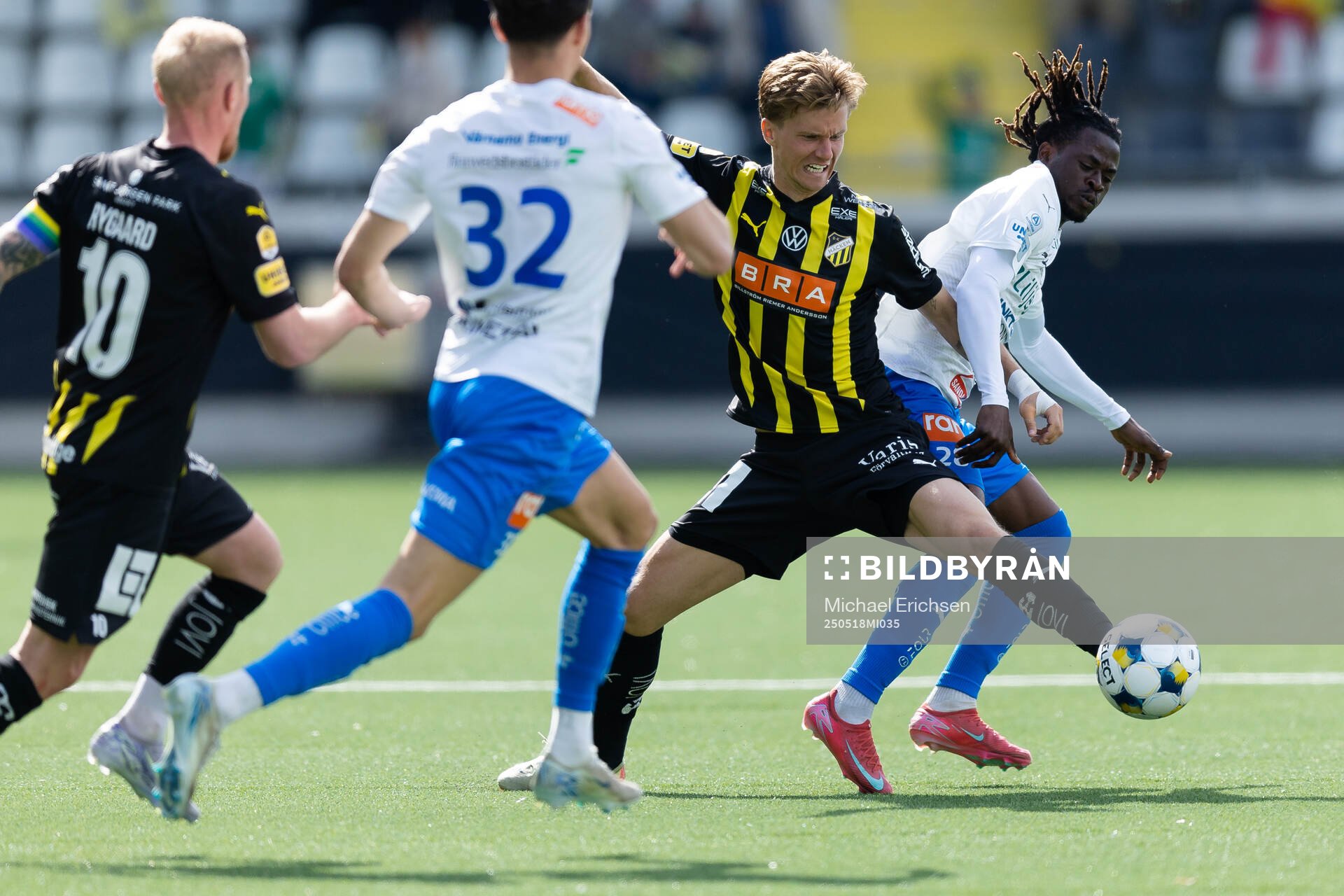 Häckens Samuel Leach Holm och Värnamos Frank Junior Agyei under fotbollsmatchen i Allsvenskan mellan Häcken och Värnamo den 18 maj 2025 i Göteborg.