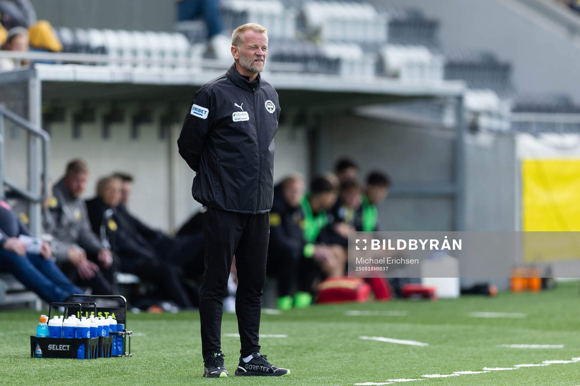 Värnamos tränare Arne Sandstö under fotbollsmatchen i Allsvenskan mellan Häcken och Värnamo den 18 maj 2025 i Göteborg. 