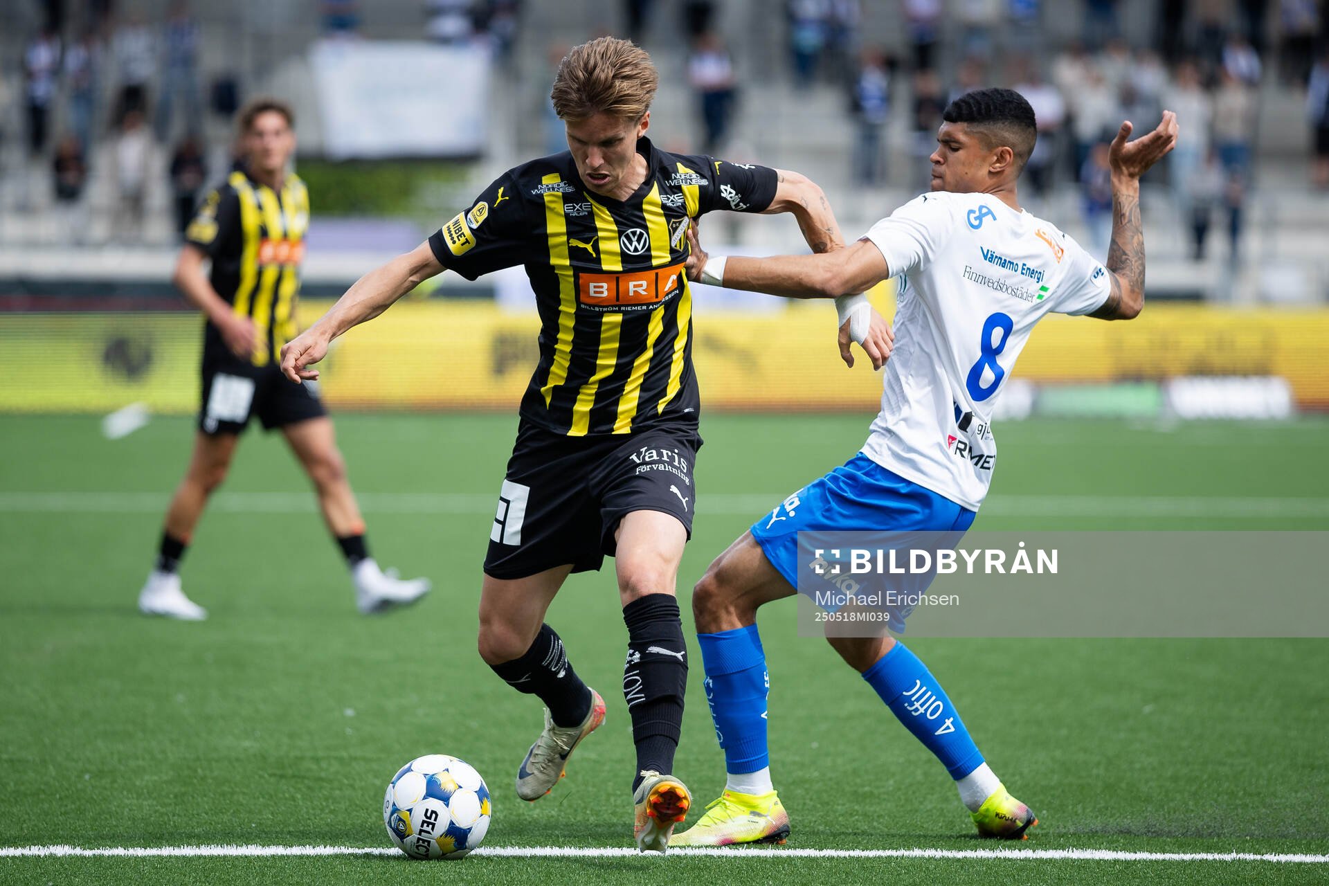 Häckens Samuel Leach Holm och Värnamos Luke Le Roux under fotbollsmatchen i Allsvenskan mellan Häcken och Värnamo den 18 maj 2025 i Göteborg.