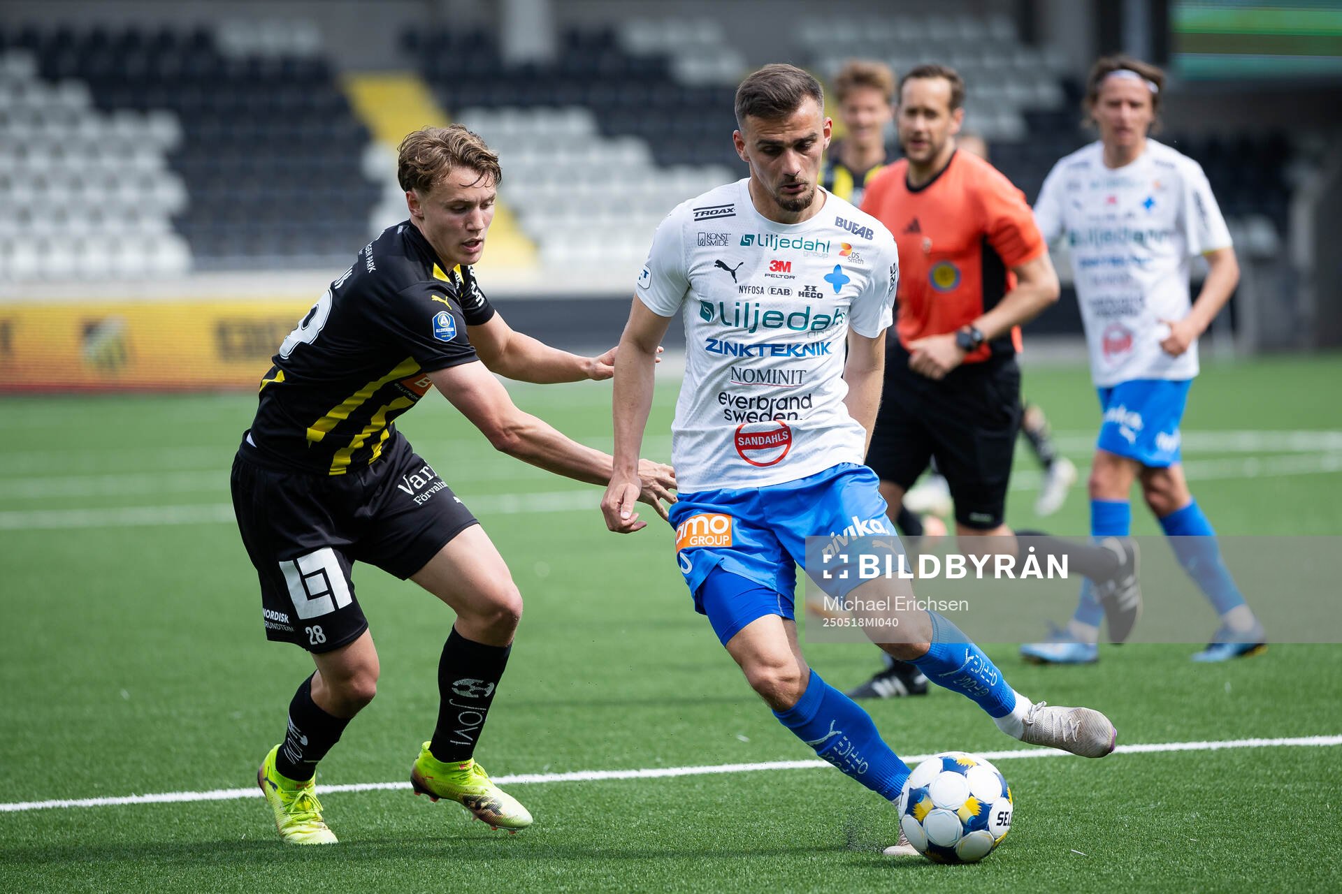 Häckens Filip Öhman och Värnamos Ajdin Zeljkovic under fotbollsmatchen i Allsvenskan mellan Häcken och Värnamo den 18 maj 2025 i Göteborg.