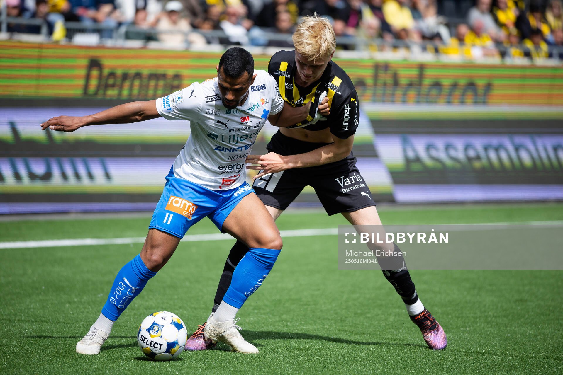 Värnamos Wenderson Oliveira do Nascimento och Häckens Isak Brusberg under fotbollsmatchen i Allsvenskan mellan Häcken och Värnamo den 18 maj 2025 i Göteborg.