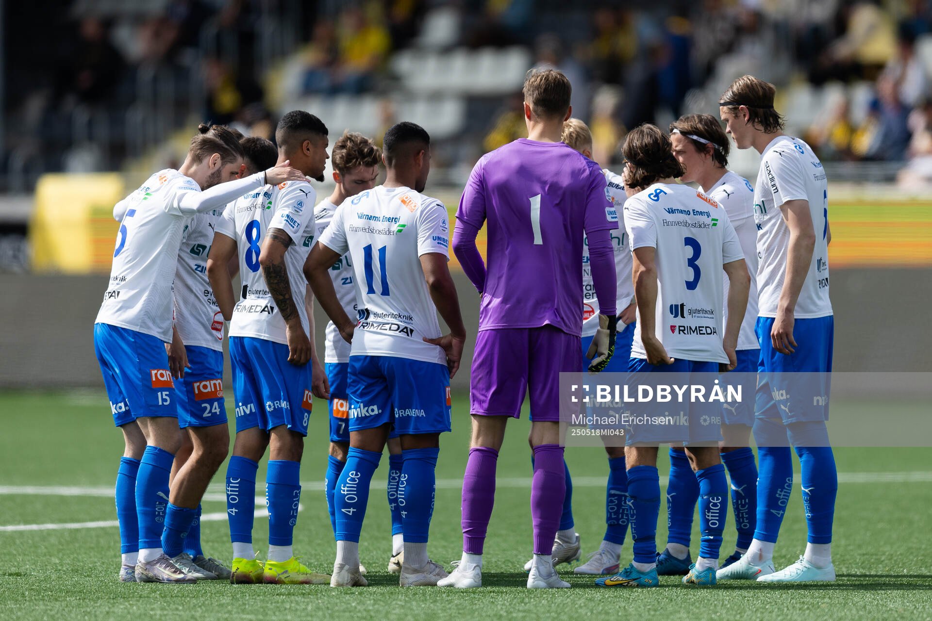 Värnamos spelare samlade inför andra halvleken av fotbollsmatchen i Allsvenskan mellan Häcken och Värnamo den 18 maj 2025 i Göteborg. 