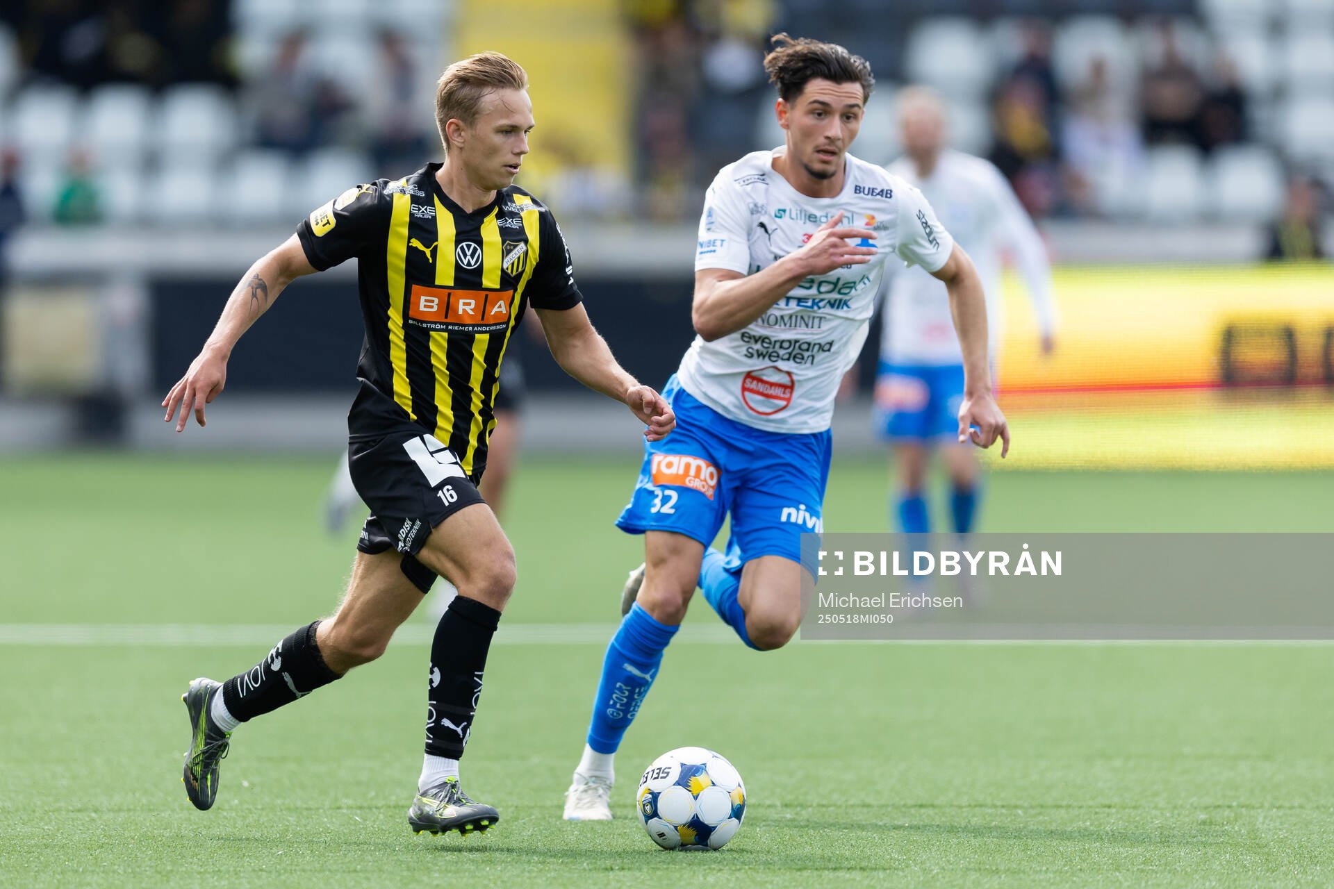 Häckens Pontus Dahbo och Värnamos Kenan Bilalovic under fotbollsmatchen i Allsvenskan mellan Häcken och Värnamo den 18 maj 2025 i Göteborg.