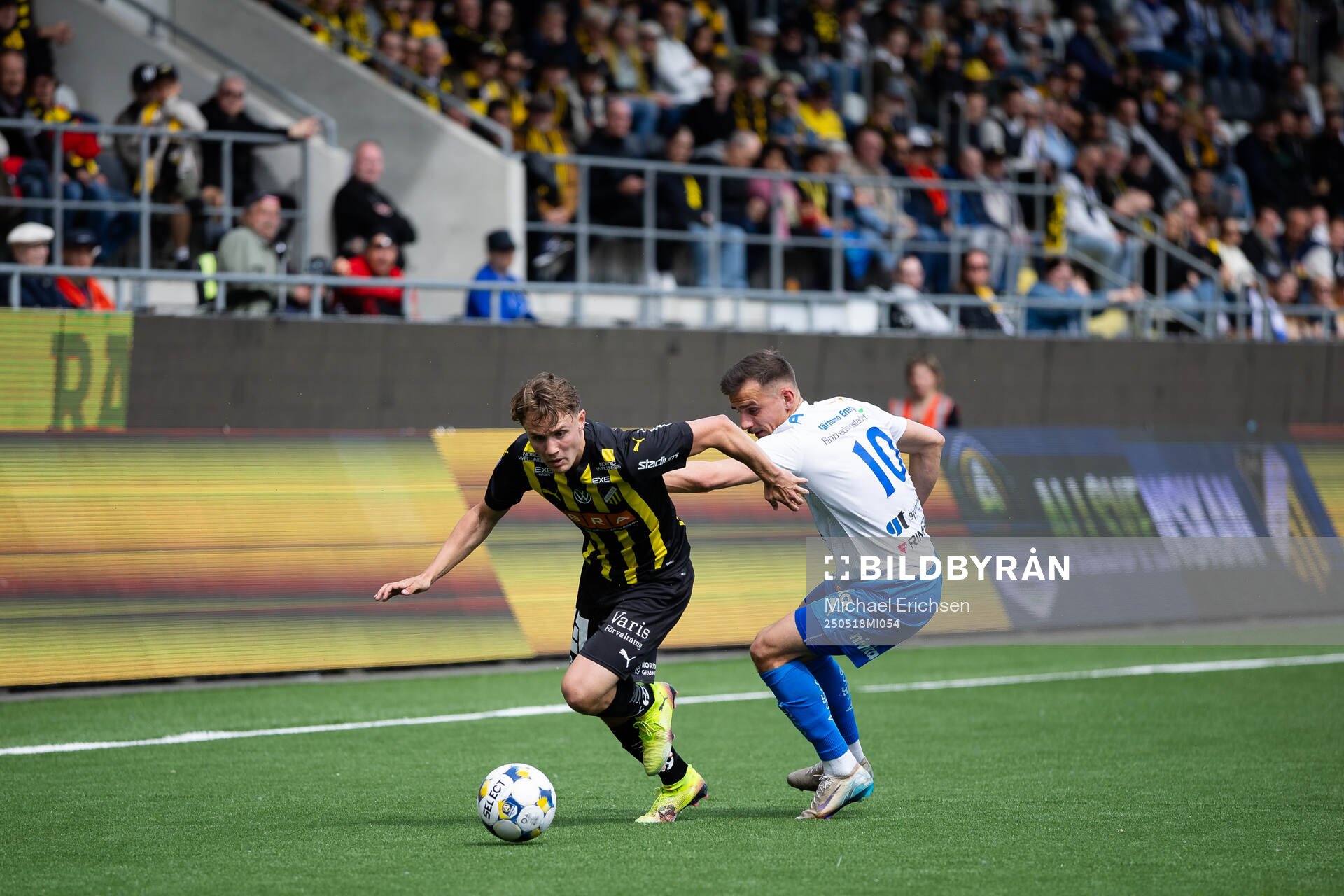 Häckens Filip Öhman och Värnamos Ajdin Zeljkovic under fotbollsmatchen i Allsvenskan mellan Häcken och Värnamo den 18 maj 2025 i Göteborg.