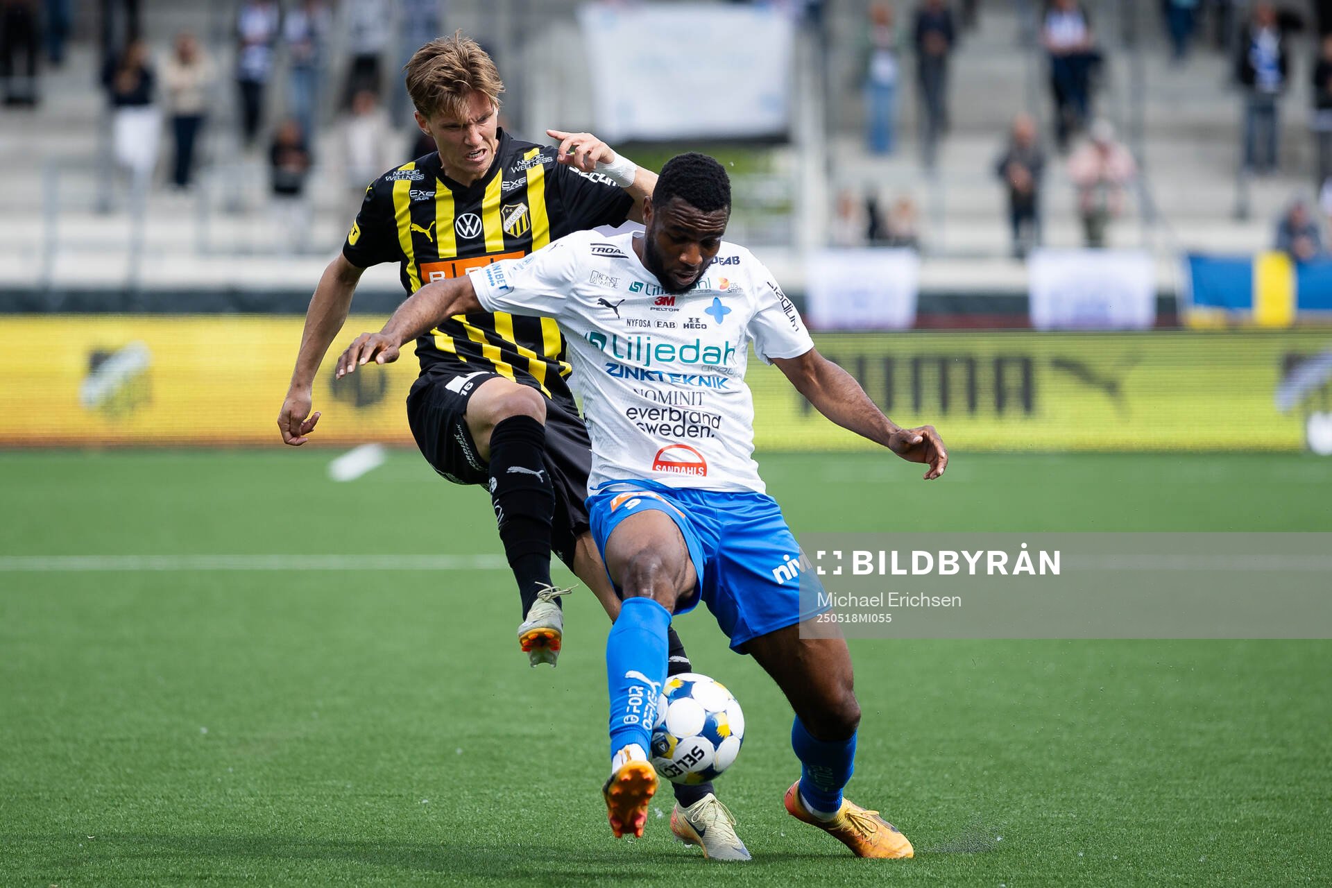 Häckens Samuel Leach Holm och Värnamos Johnbosco Samuel Kalu under fotbollsmatchen i Allsvenskan mellan Häcken och Värnamo den 18 maj 2025 i Göteborg.