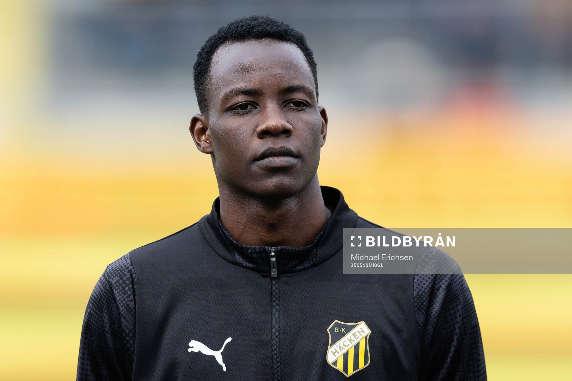 Häckens John Paul Dembe på line up inför fotbollsmatchen i Allsvenskan mellan Häcken och Värnamo den 18 maj 2025 i Göteborg. 