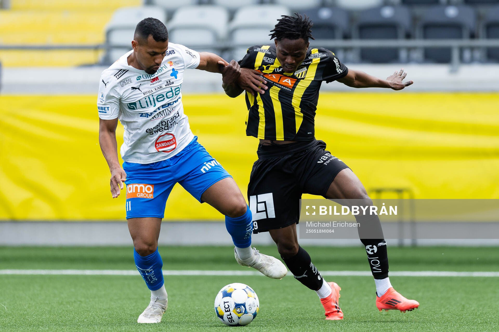 Värnamos Wenderson Oliveira do Nascimento och Häckens Severin Nioule under fotbollsmatchen i Allsvenskan mellan Häcken och Värnamo den 18 maj 2025 i Göteborg.