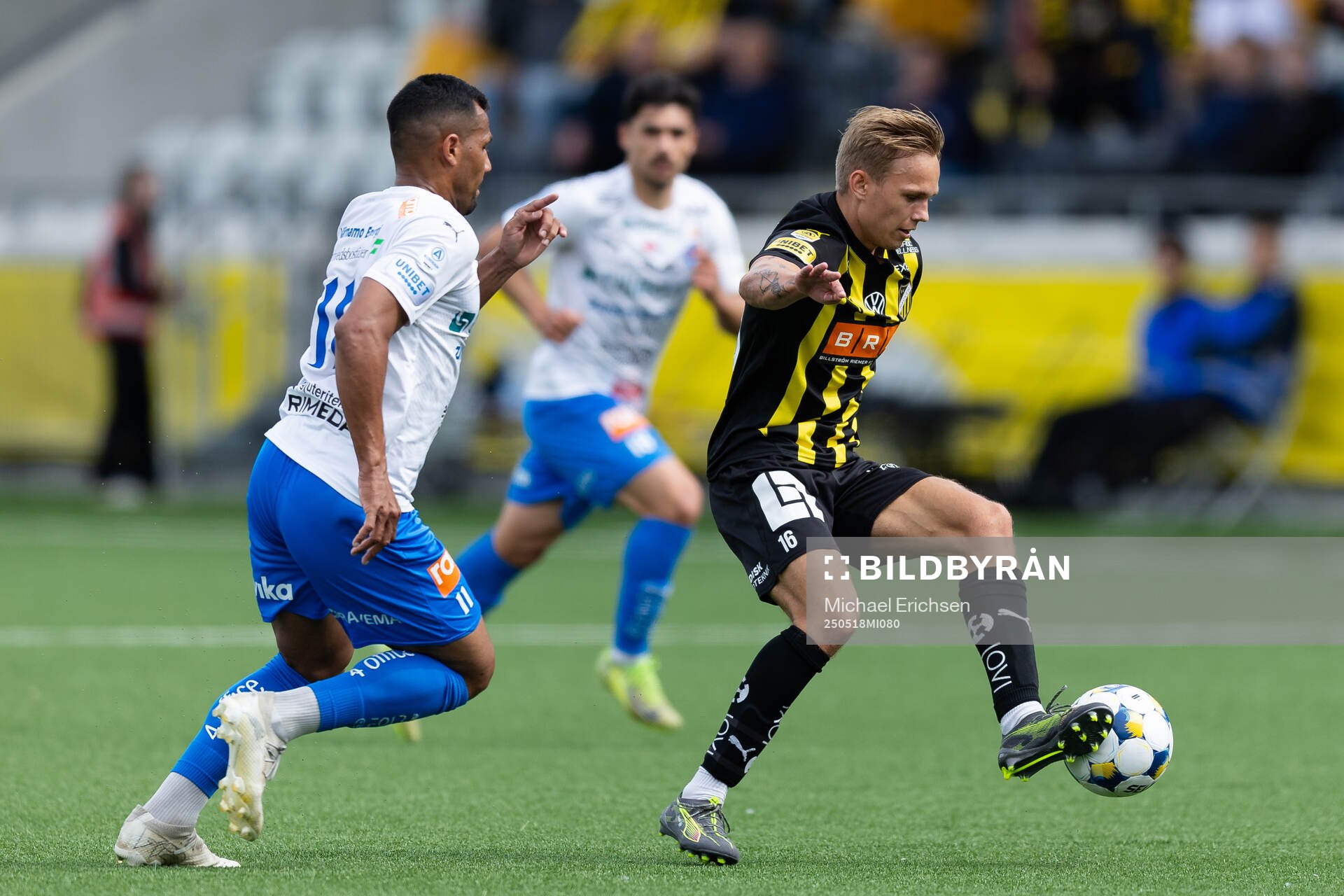 Värnamos Wenderson Oliveira do Nascimento och Häckens Pontus Dahbo under fotbollsmatchen i Allsvenskan mellan Häcken och Värnamo den 18 maj 2025 i Göteborg.