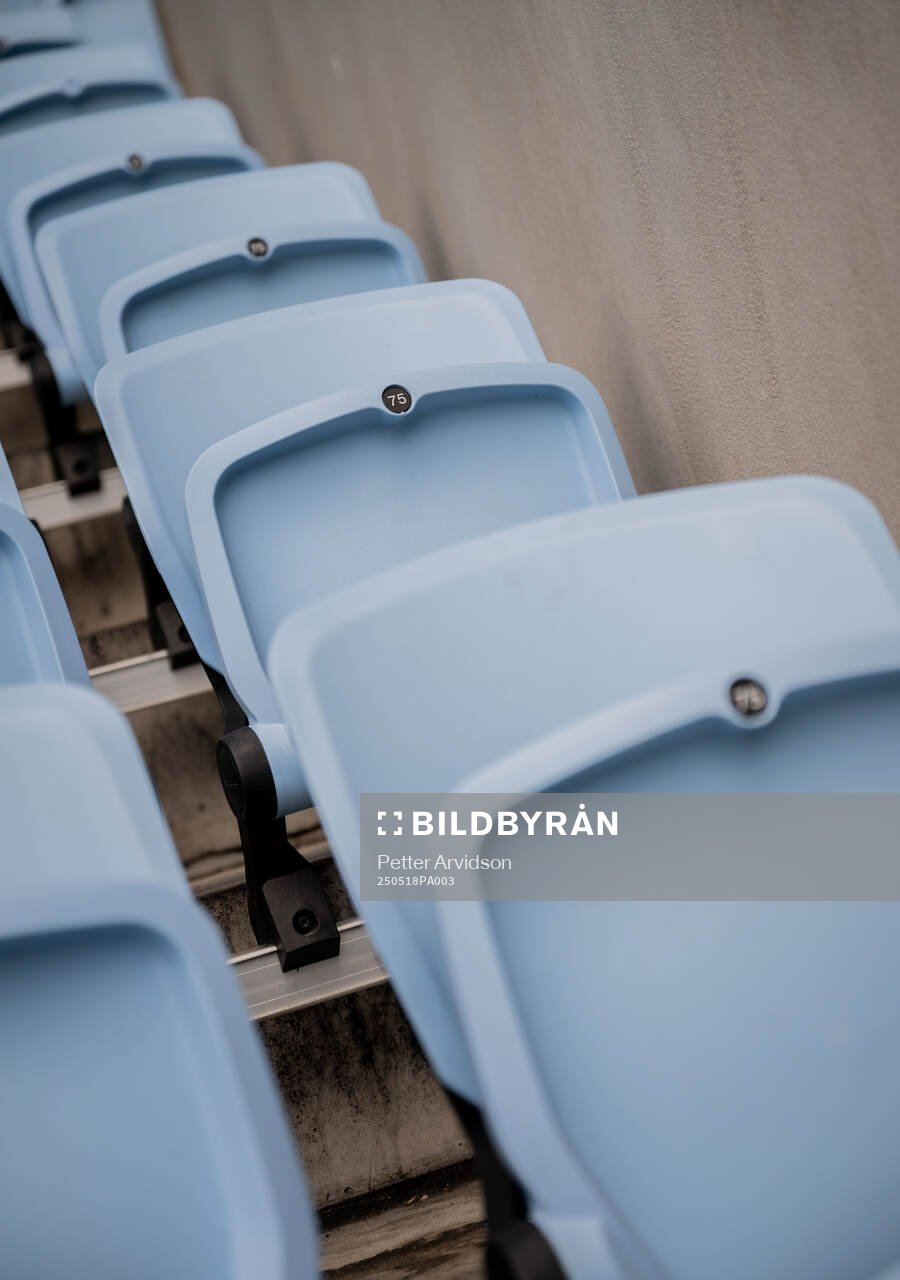 Läktarstolar på Eleda Stadion inför fotbollsmatchen i Allsvenskan mellan Malmö FF och Halmstad den 18 maj 2025 i Malmö. 