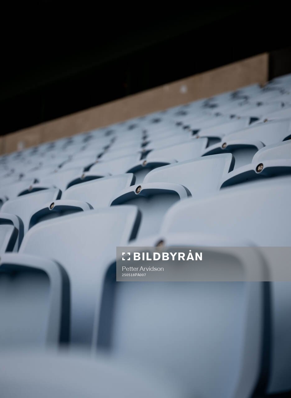 Läktarstolar på Eleda Stadion inför fotbollsmatchen i Allsvenskan mellan Malmö FF och Halmstad den 18 maj 2025 i Malmö. 