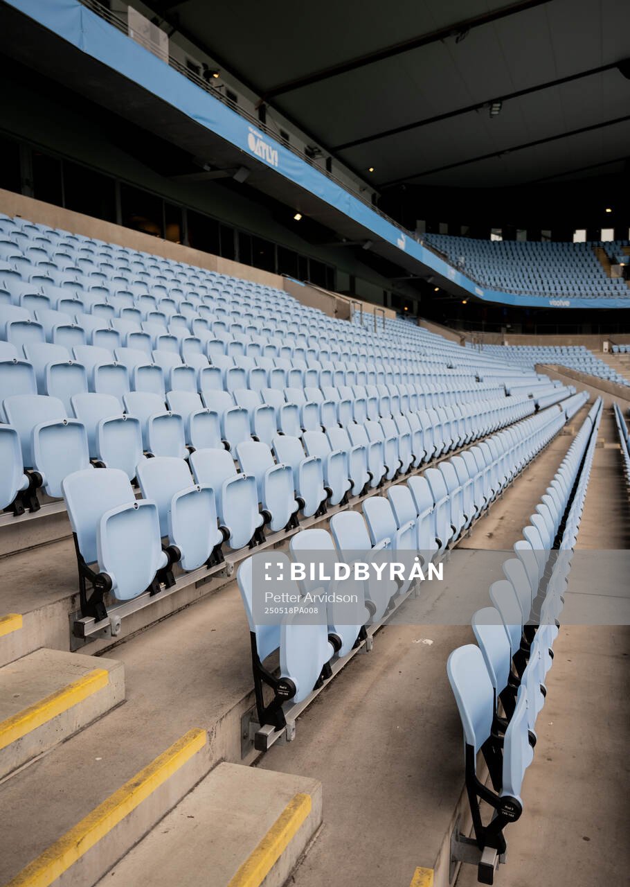 Läktarstolar på Eleda Stadion inför fotbollsmatchen i Allsvenskan mellan Malmö FF och Halmstad den 18 maj 2025 i Malmö. 