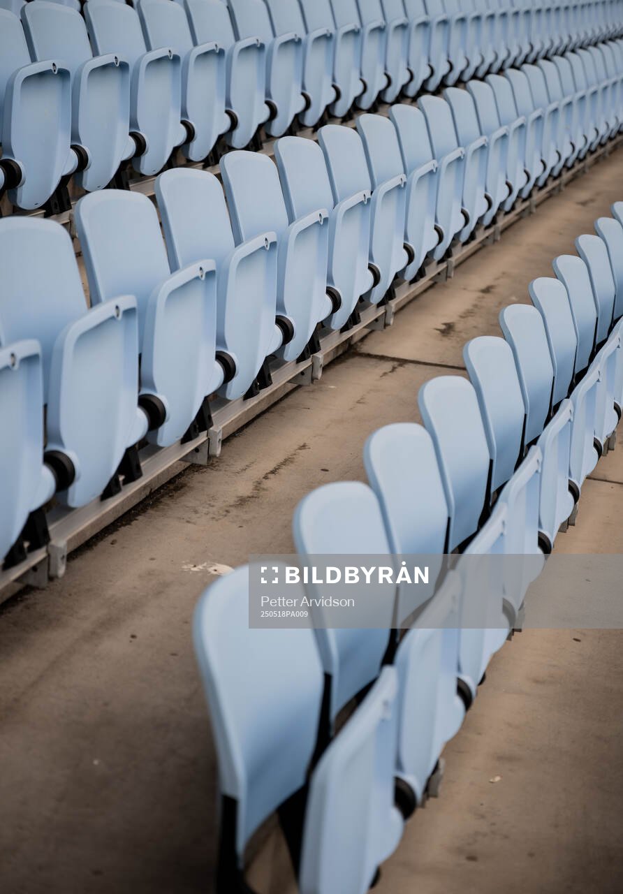 Läktarstolar på Eleda Stadion inför fotbollsmatchen i Allsvenskan mellan Malmö FF och Halmstad den 18 maj 2025 i Malmö. 
