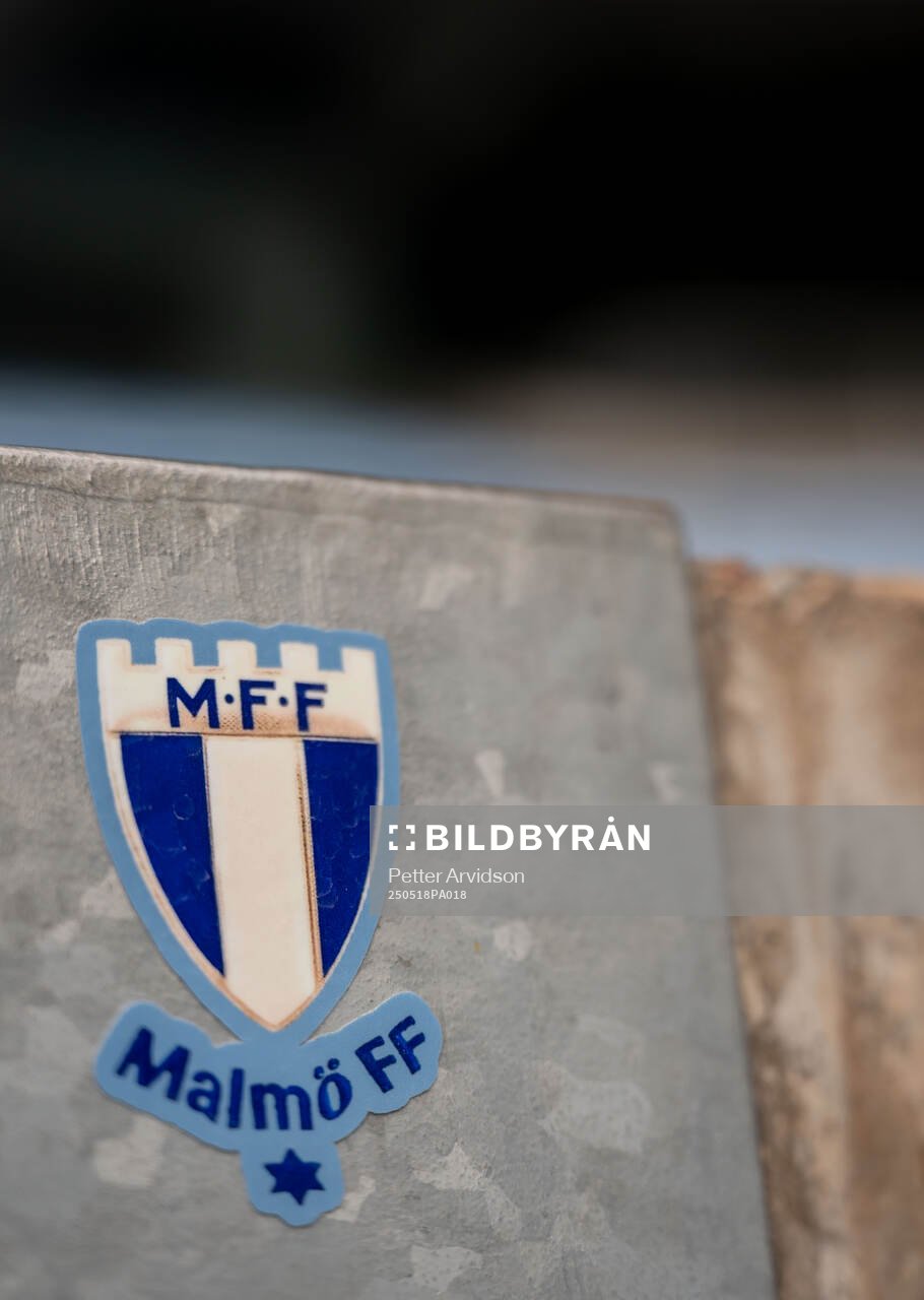 Klistermärken på Eleda Stadion inför fotbollsmatchen i Allsvenskan mellan Malmö FF och Halmstad den 18 maj 2025 i Malmö. 