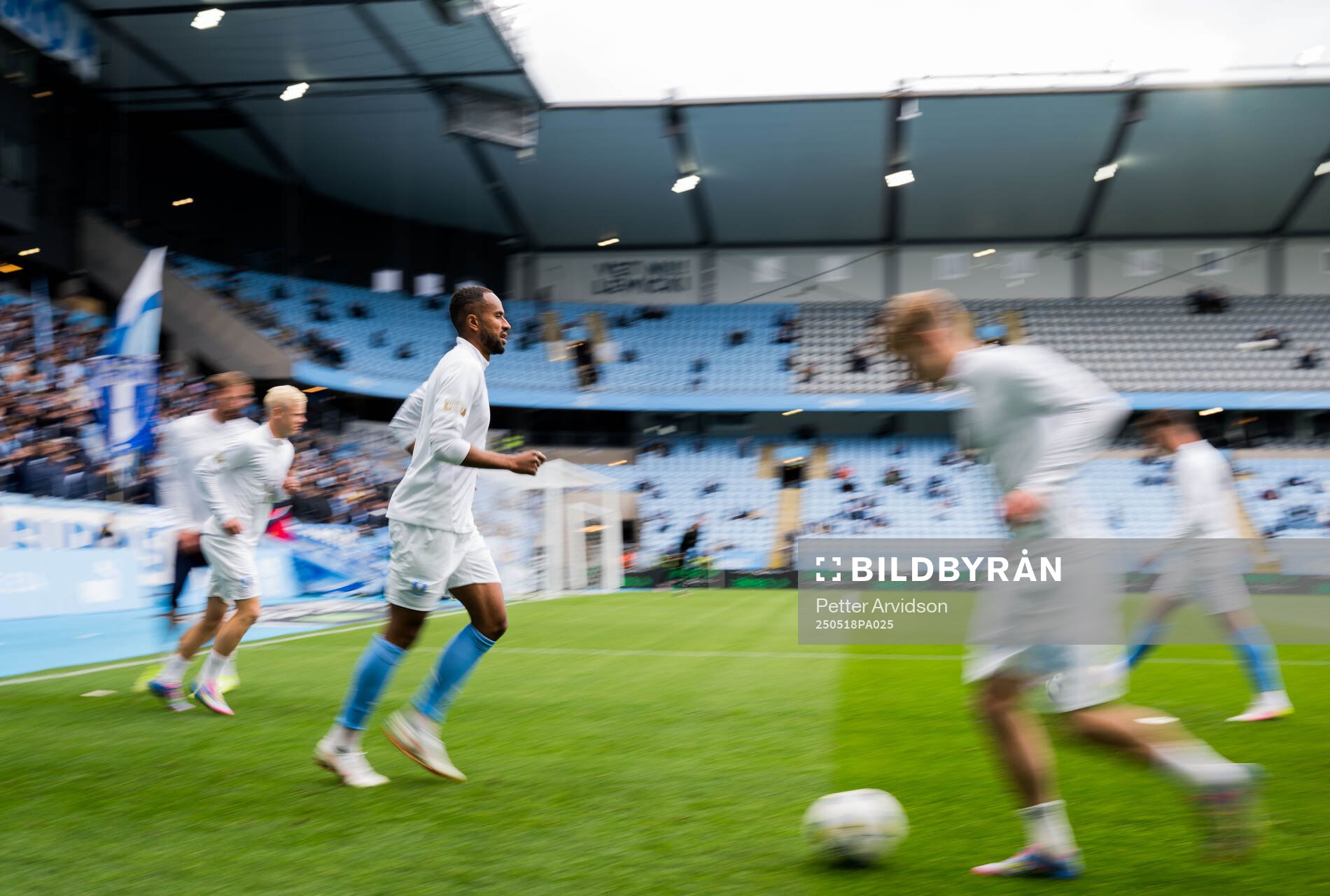 Malmö FFs Isaac Kiese Thelin inför fotbollsmatchen i Allsvenskan mellan Malmö FF och Halmstad den 18 maj 2025 i Malmö. 
