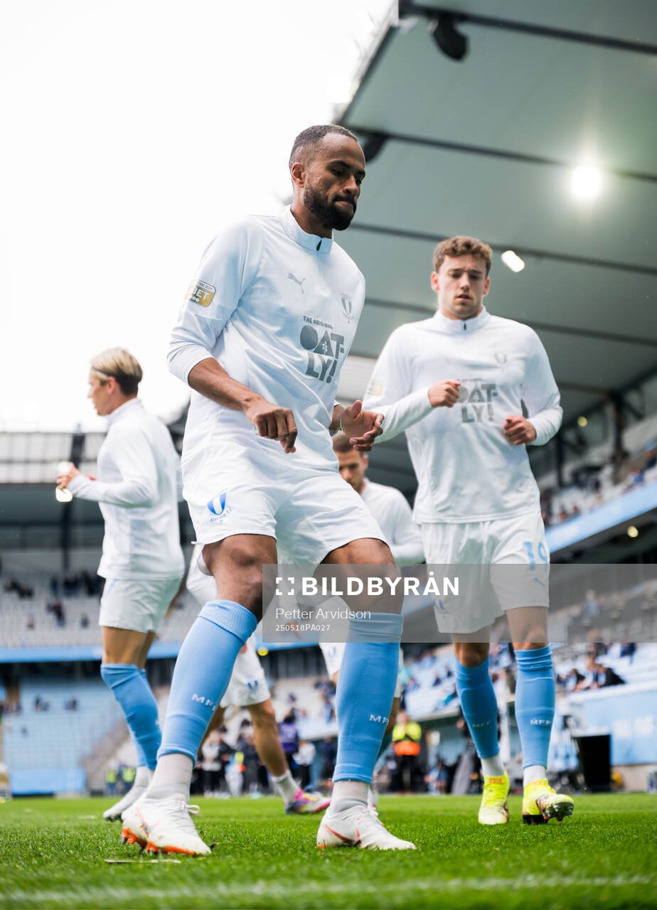 Malmö FFs Isaac Kiese Thelin inför fotbollsmatchen i Allsvenskan mellan Malmö FF och Halmstad den 18 maj 2025 i Malmö. 
