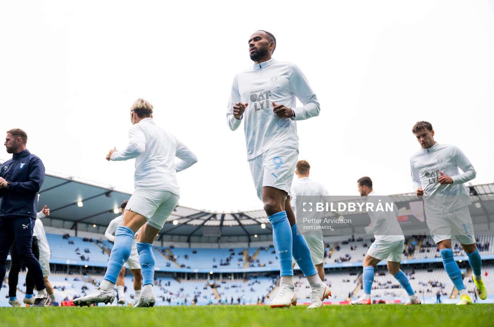 Malmö FFs Isaac Kiese Thelin  inför fotbollsmatchen i Allsvenskan mellan Malmö FF och Halmstad den 18 maj 2025 i Malmö. 
