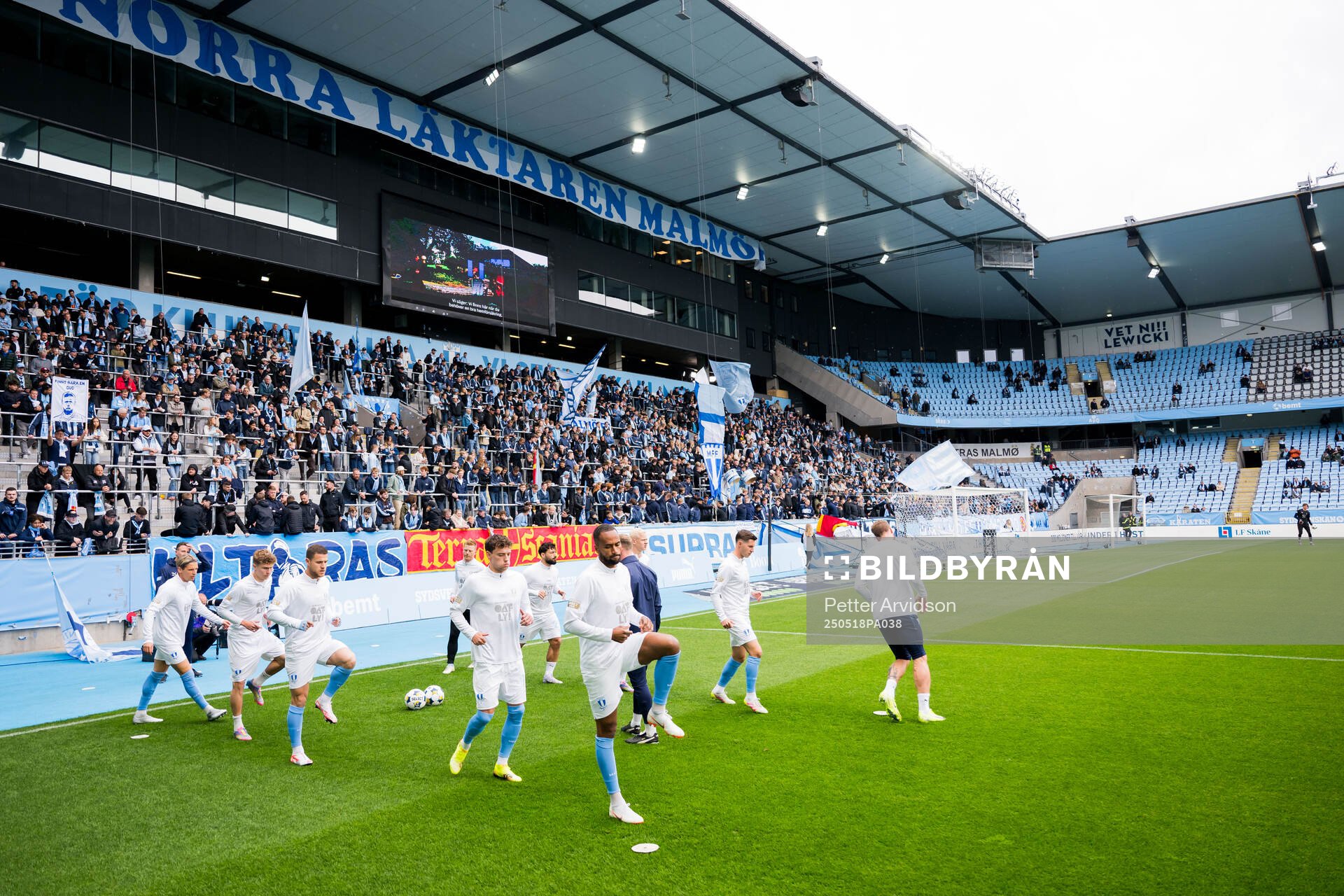 Malmö FFs spelare värmer upp inför fotbollsmatchen i Allsvenskan mellan Malmö FF och Halmstad den 18 maj 2025 i Malmö. 