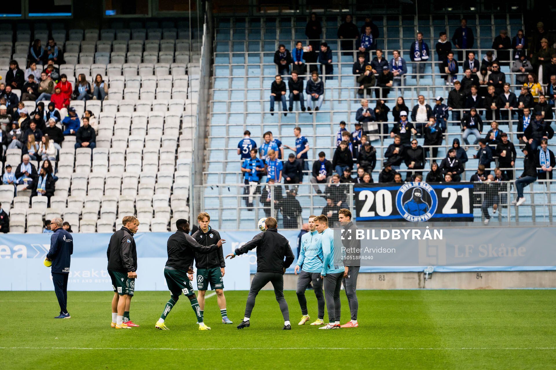 Halmstads spelare inför fotbollsmatchen i Allsvenskan mellan Malmö FF och Halmstad den 18 maj 2025 i Malmö. 